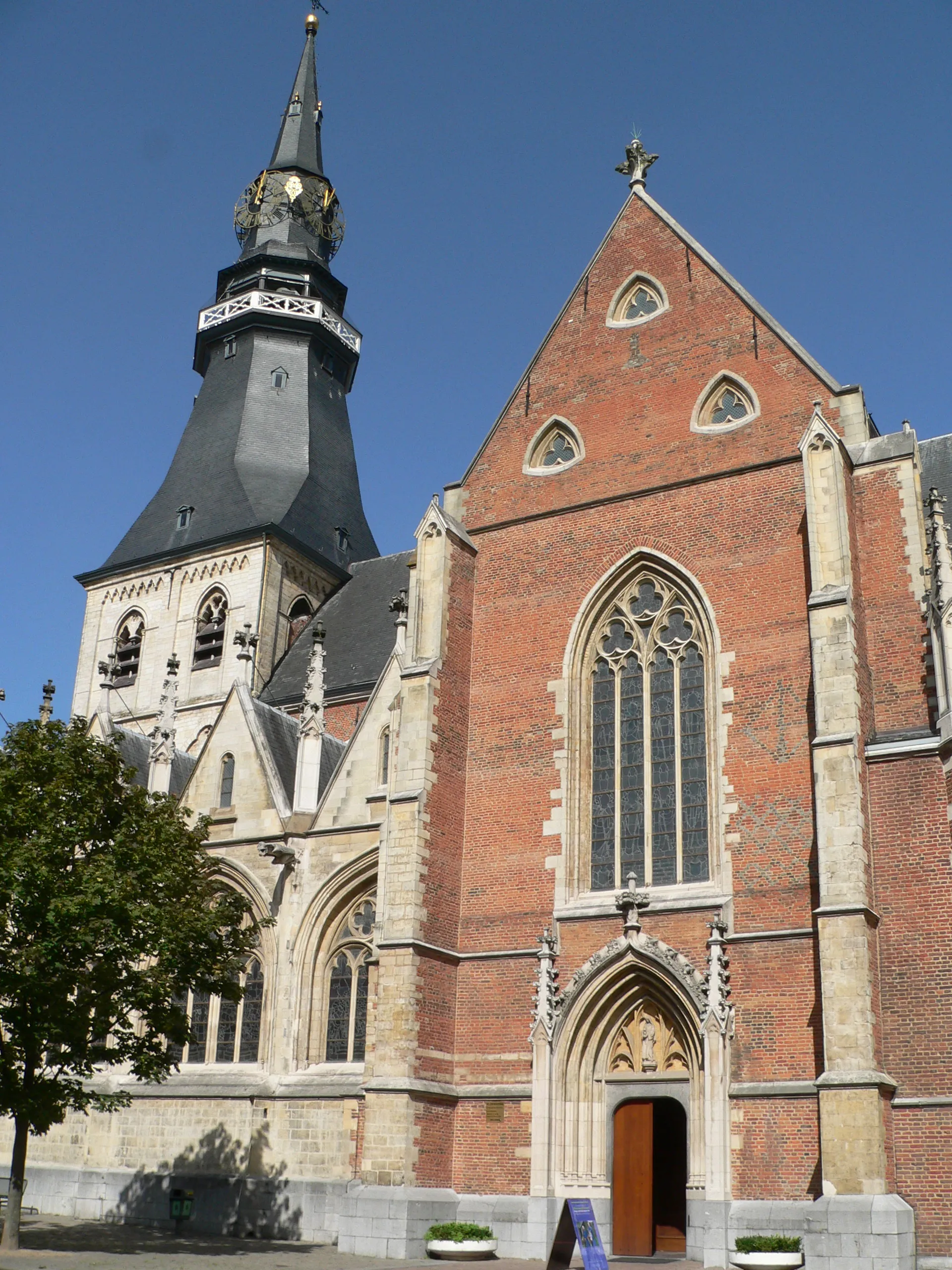 Photo showing: Westturm und Querschiff der Sint-Quintinus-Kathedrale in Hasselt - Belgien