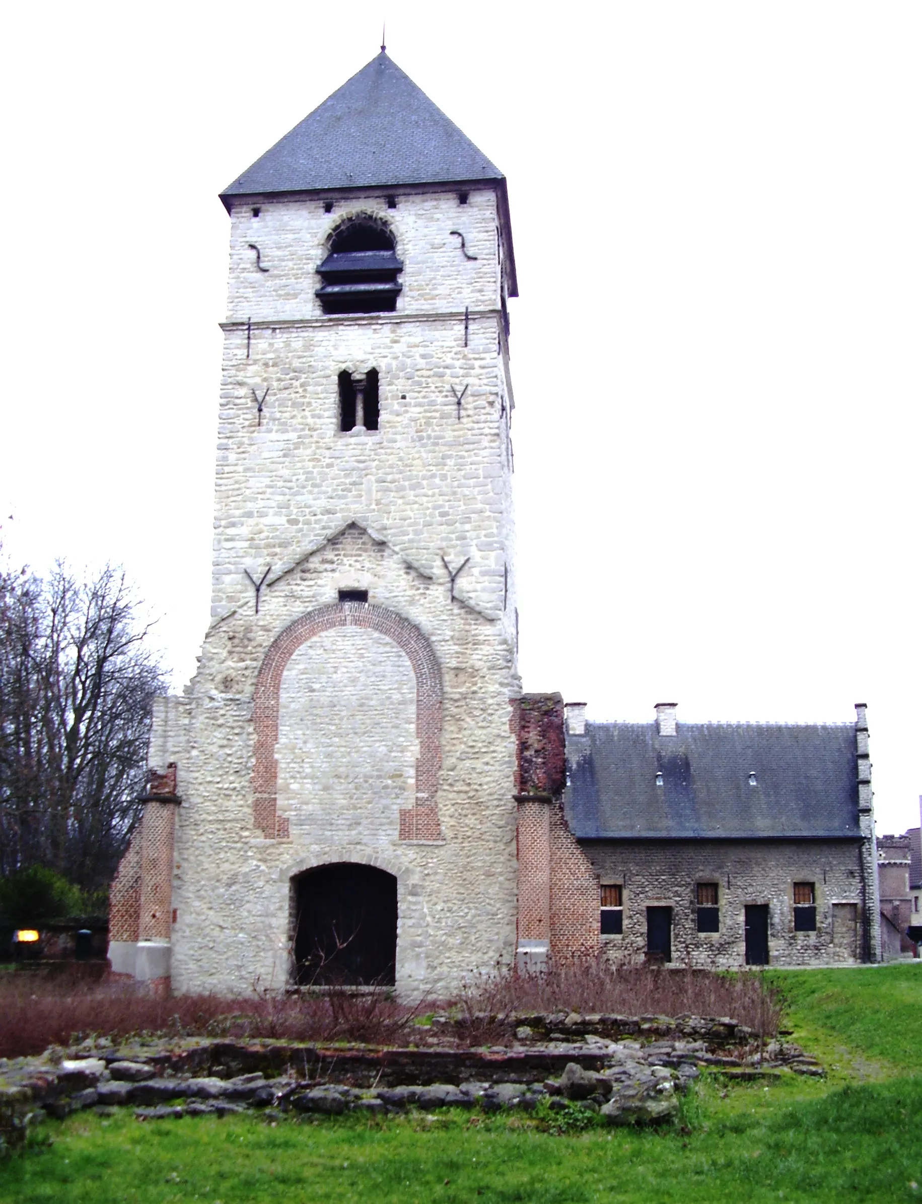 Photo showing: Tour romane de l'ancienne église Saints-Pierre-et-Paul de Nerder-Heembeek à Bruxelles XXIIe siècle. À droite l'ancien hospice (1487)