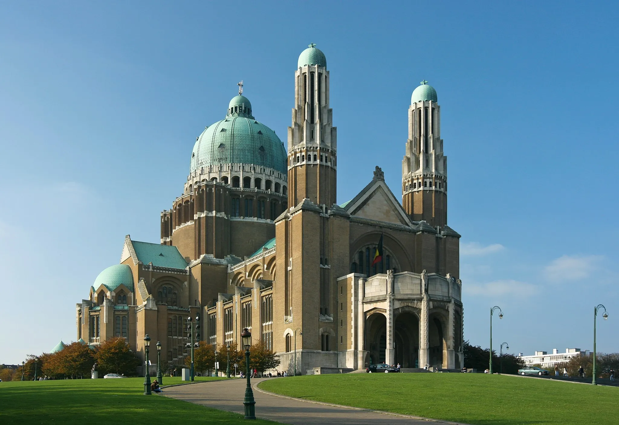 Photo showing: Basilica of the Sacred Heart, Belgium, with da Vinci expo banners.