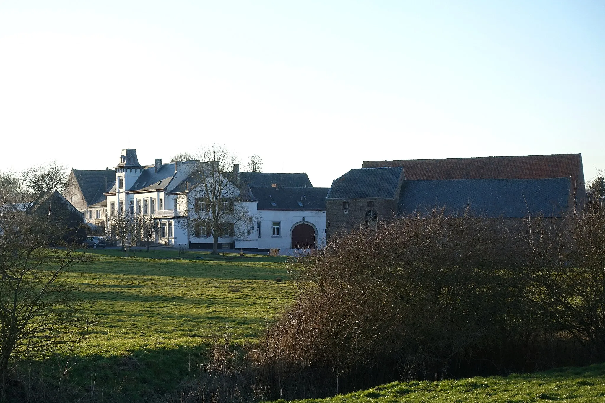 Photo showing: Ancienne ferme Favart Grand-Hallet (Hannut) avec tourelle circulaire probablement du XVIIe siècle