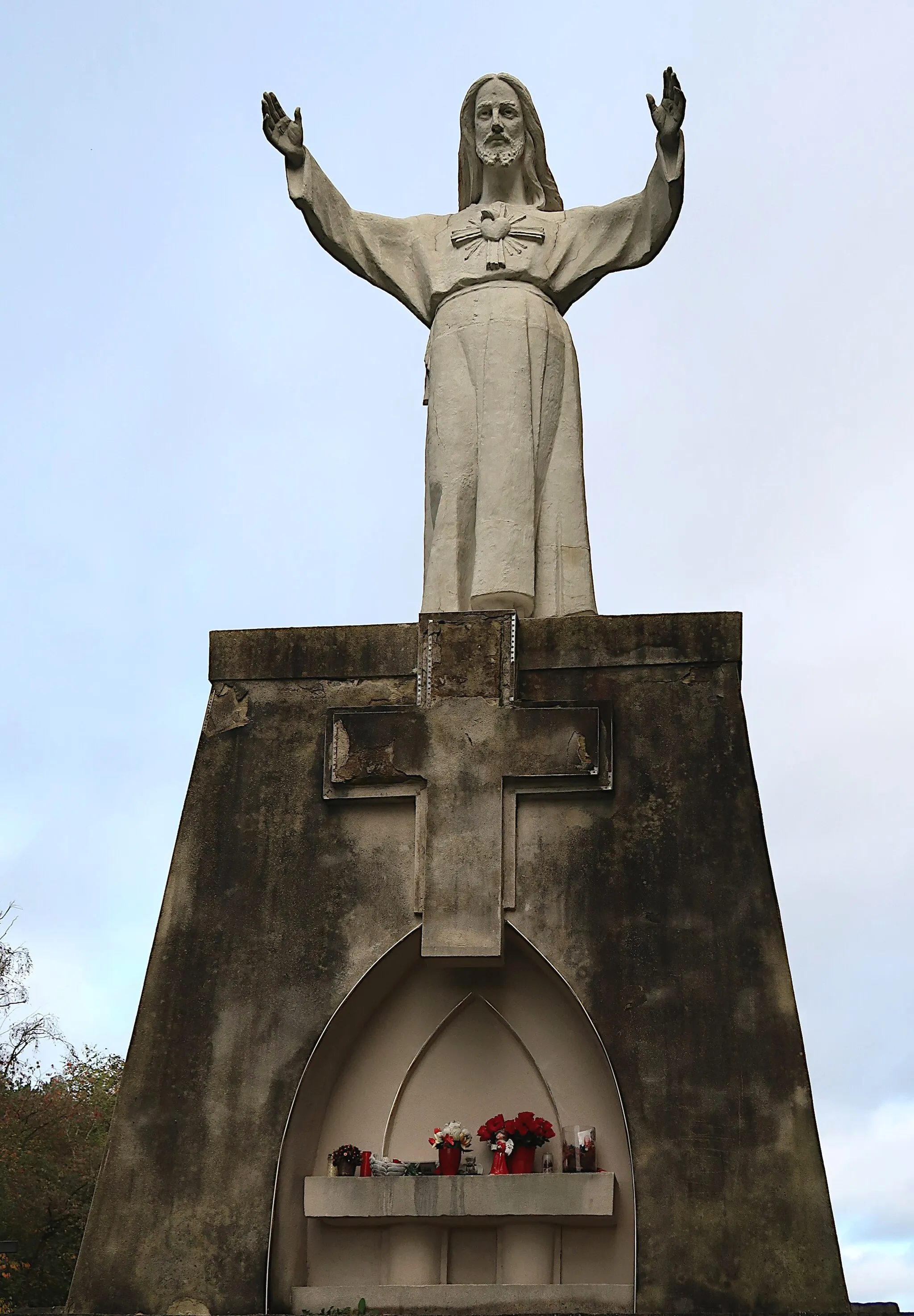 Photo showing: Heilig Hartbeeld in beton op een sokkel van mergelsteen met een totale hoogte van 11 meter op de Luienberg in Assent (Bekkevoort), gebouwd in 1946