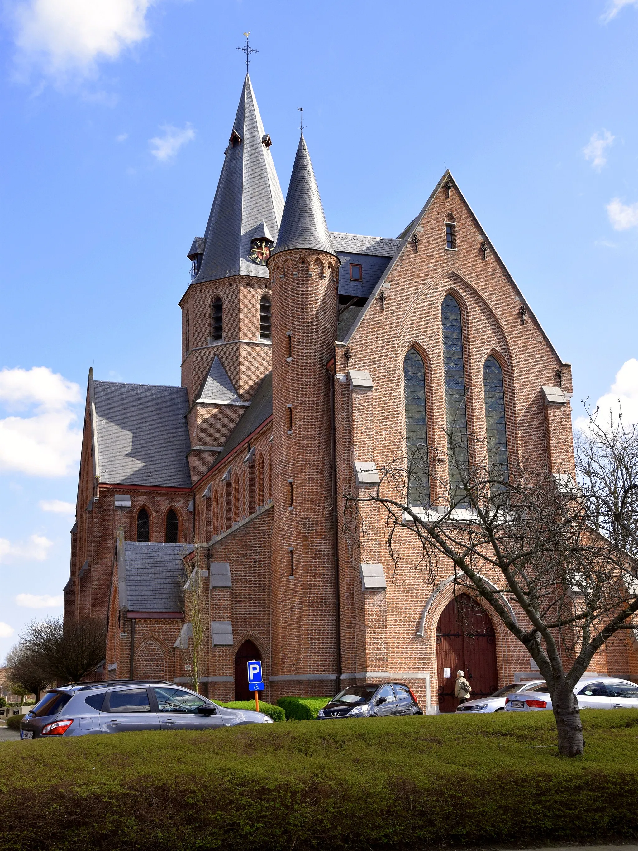 Photo showing: Kerk in neogotische stijl, gebouwd in 1877. Ze geldt als voorbeeld van de sobere bouwstijl geïnspireerd door de 13de eeuwse Brugse gotiek.
Jean-Baptiste Vermeulen van Kasteel Ortegat stelde in 1876 grond en geld ter beschikking voor de bouw van een kerk. Toen hij overleed, wenste zijn weduwe, barones Dons de Lovendegem, dat de kerk aan Sint-Jan Baptist zou worden gewijd.

inventaris.onroerenderfgoed.be/erfgoedobjecten/88578