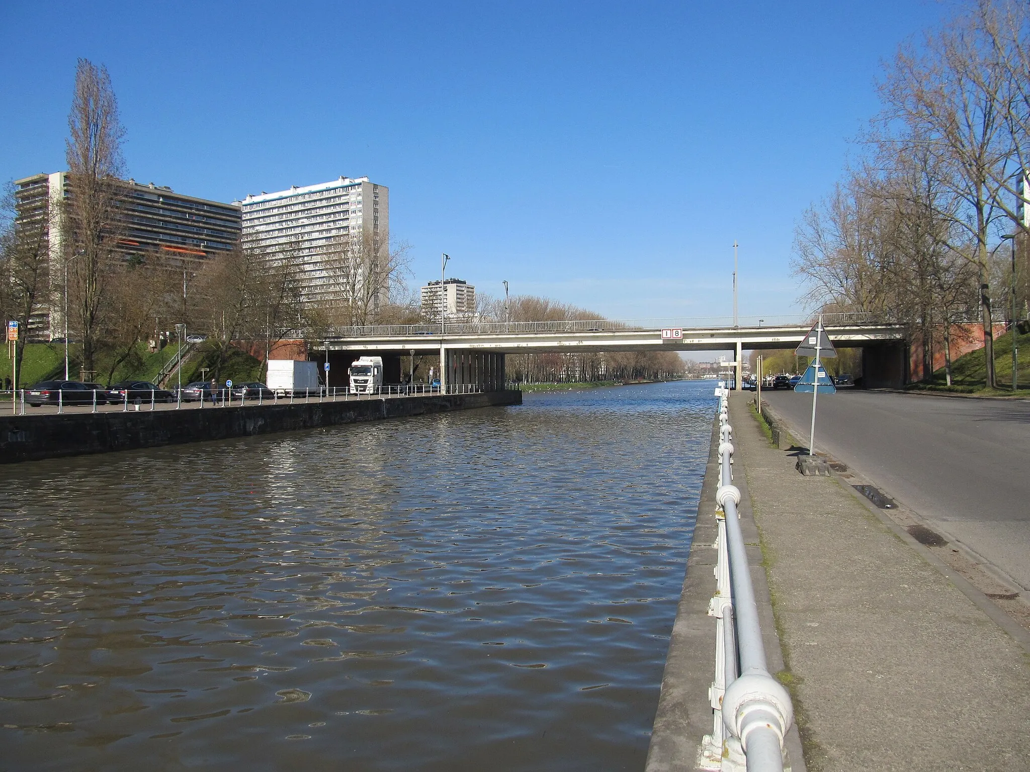 Photo showing: The Pont Paepsem / Paepsembrug (Paepsem Bridge) over the Brussels–Charleroi Canal in Anderlecht, one of the 19 municipalities of the Brussels-Capital Region.