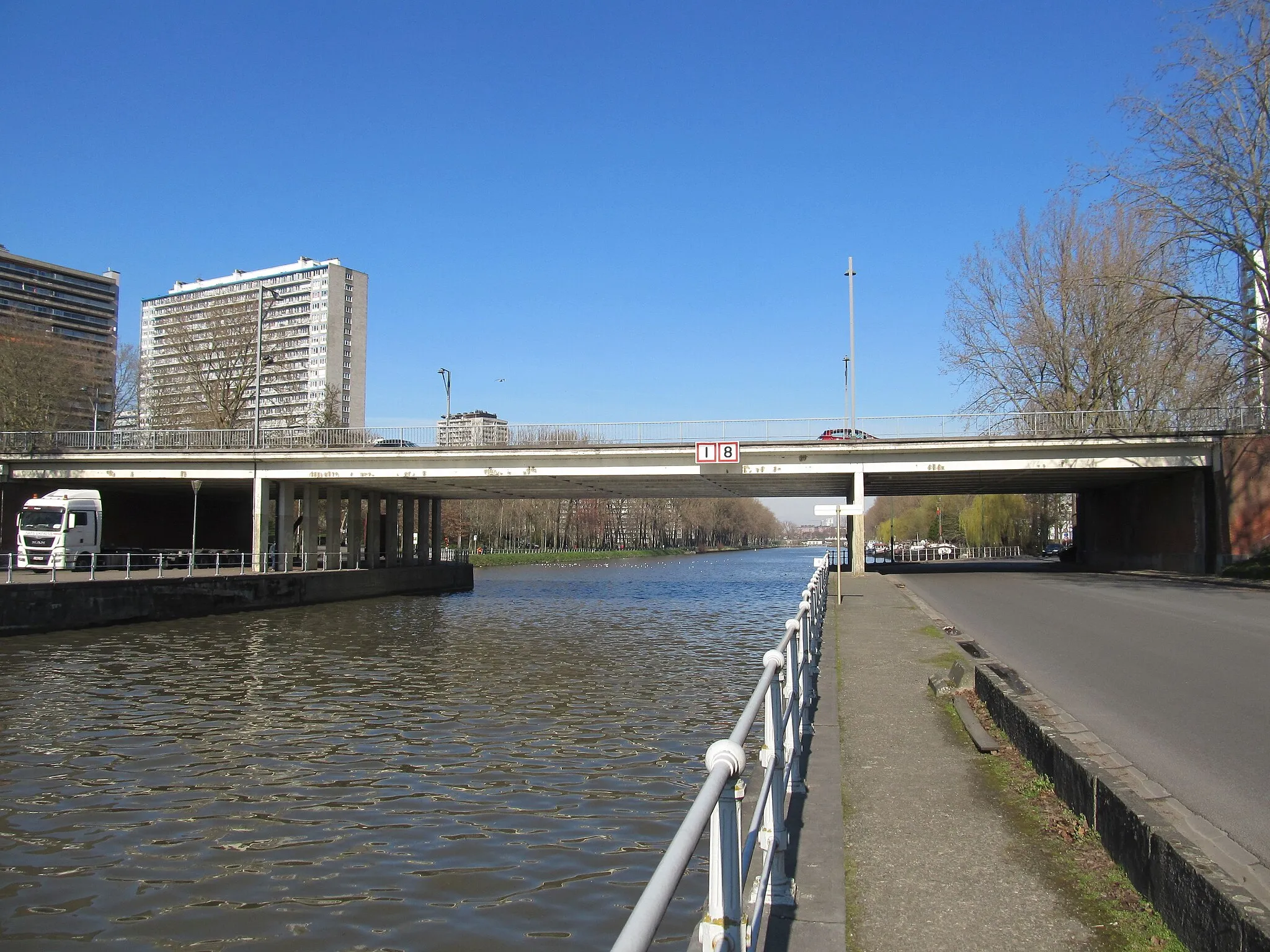 Photo showing: The Pont Paepsem / Paepsembrug (Paepsem Bridge) over the Brussels–Charleroi Canal in Anderlecht, one of the 19 municipalities of the Brussels-Capital Region.