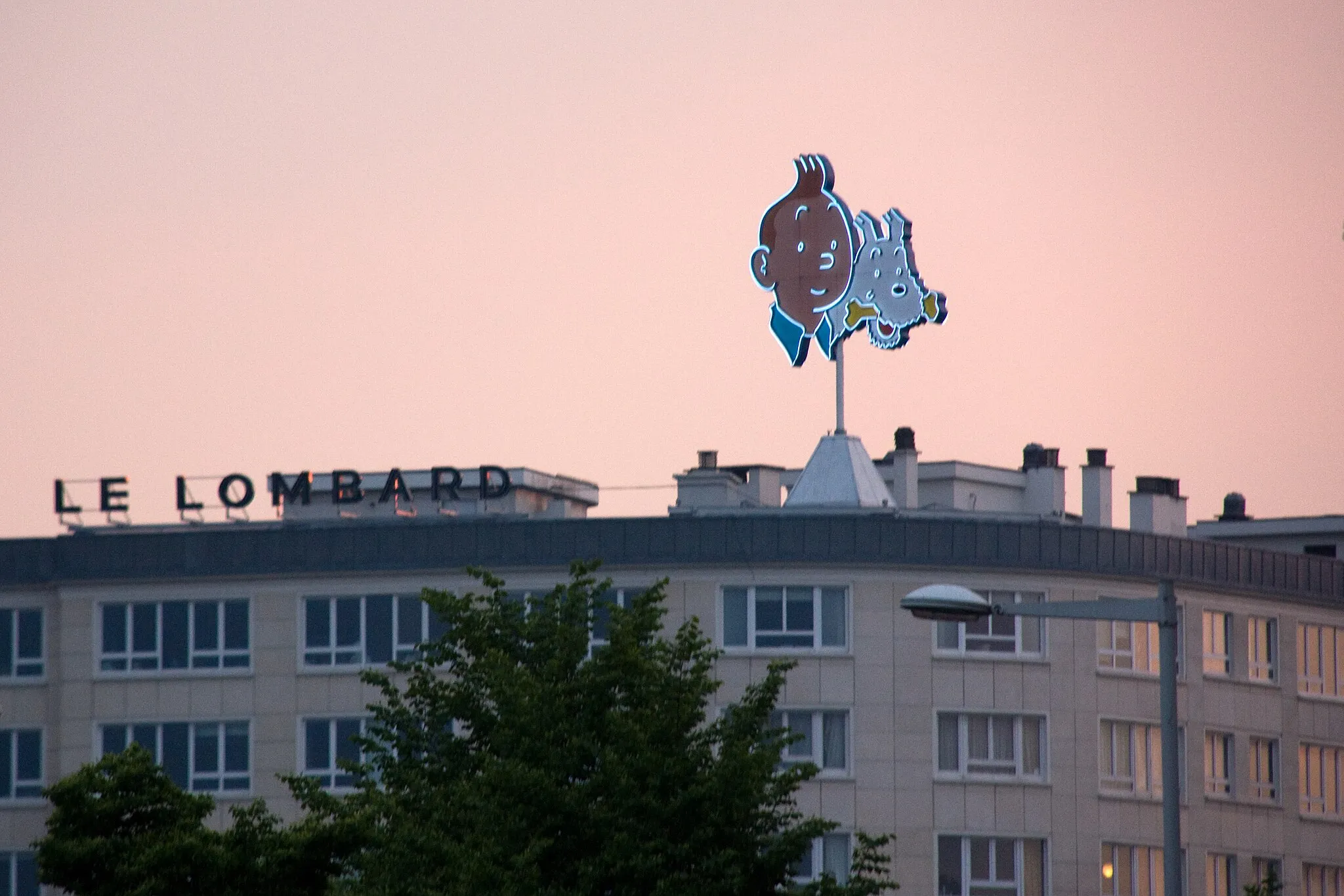 Photo showing: Enseigne "Tintin & Milou" sur le toit de l'mmeuble Le Lombard (7 Avenue Paul-Henri Spaak) à Bruxelles en mai 2010 / Brussels / Belgique