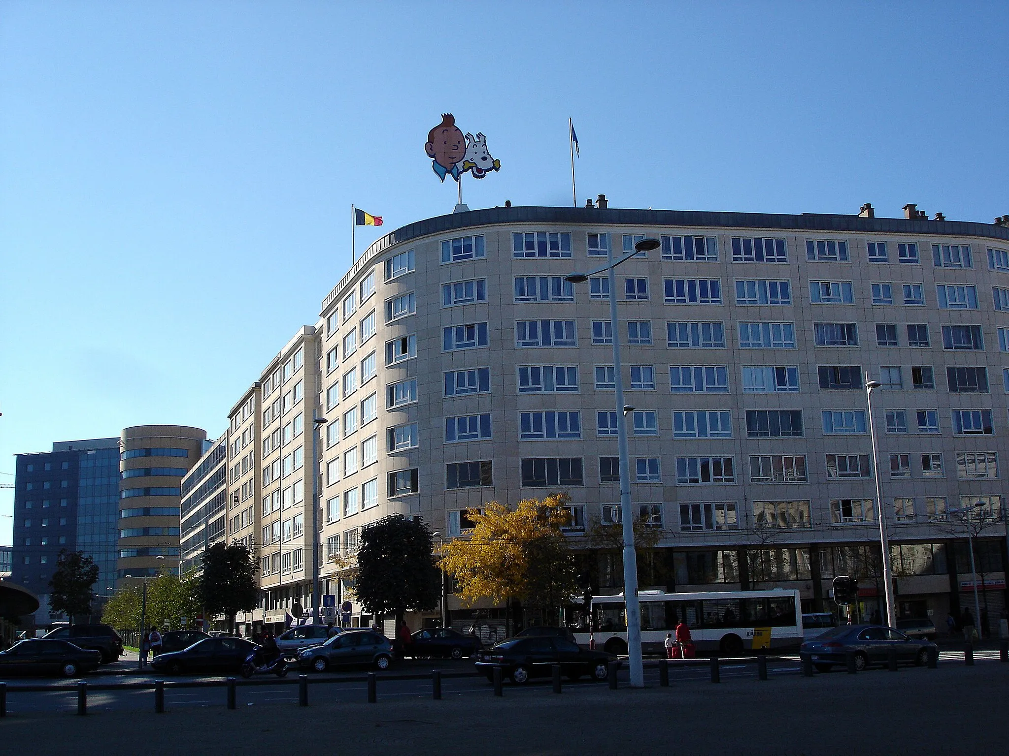 Photo showing: Tintin et Milou in the roof a building close to Gare du Midi (and the Belgian flag, of course). Haven't I uploaded this picture before?