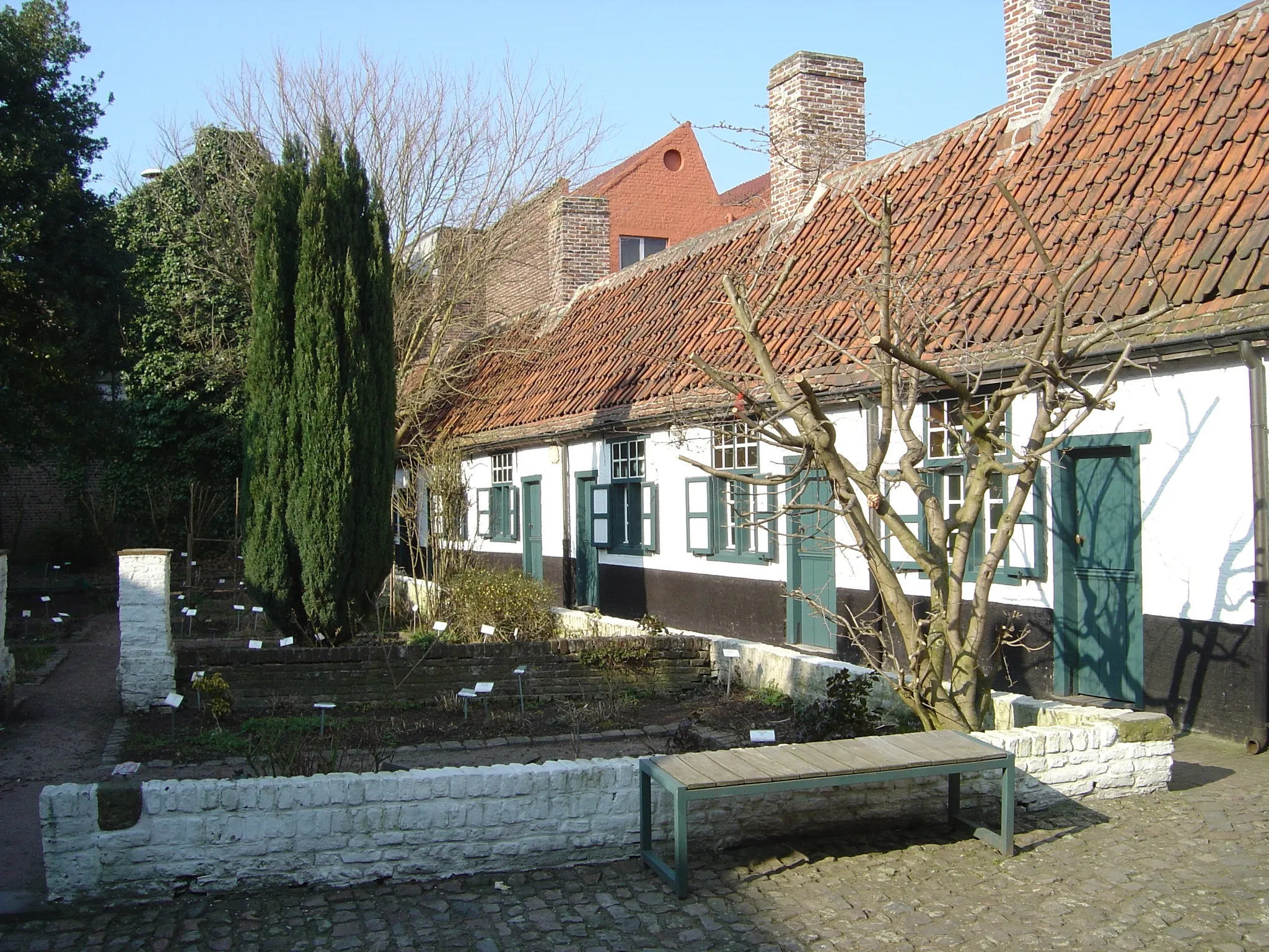 Photo showing: Kortrijk (Belgium)
Houses for poor women built by Joossine Baggaert in 1638

I took this picture in march 2006