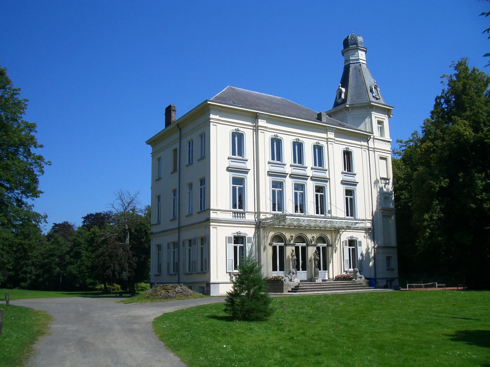 Photo showing: Neoclassicistisch kasteel en landhuis, Kasteel Borluut
Kleine Gentstraat 46

51°1'10"NB, 3°39'28"OL