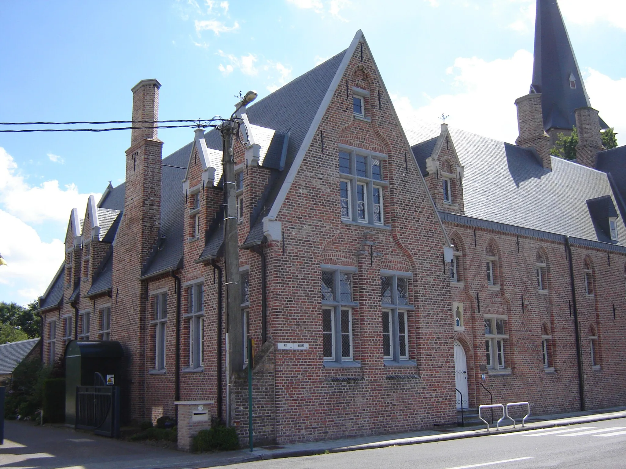 Photo showing: Neo-Gothic convent site in Vivenkapelle. Vivenkapelle, Damme, West Flanders, Belgium