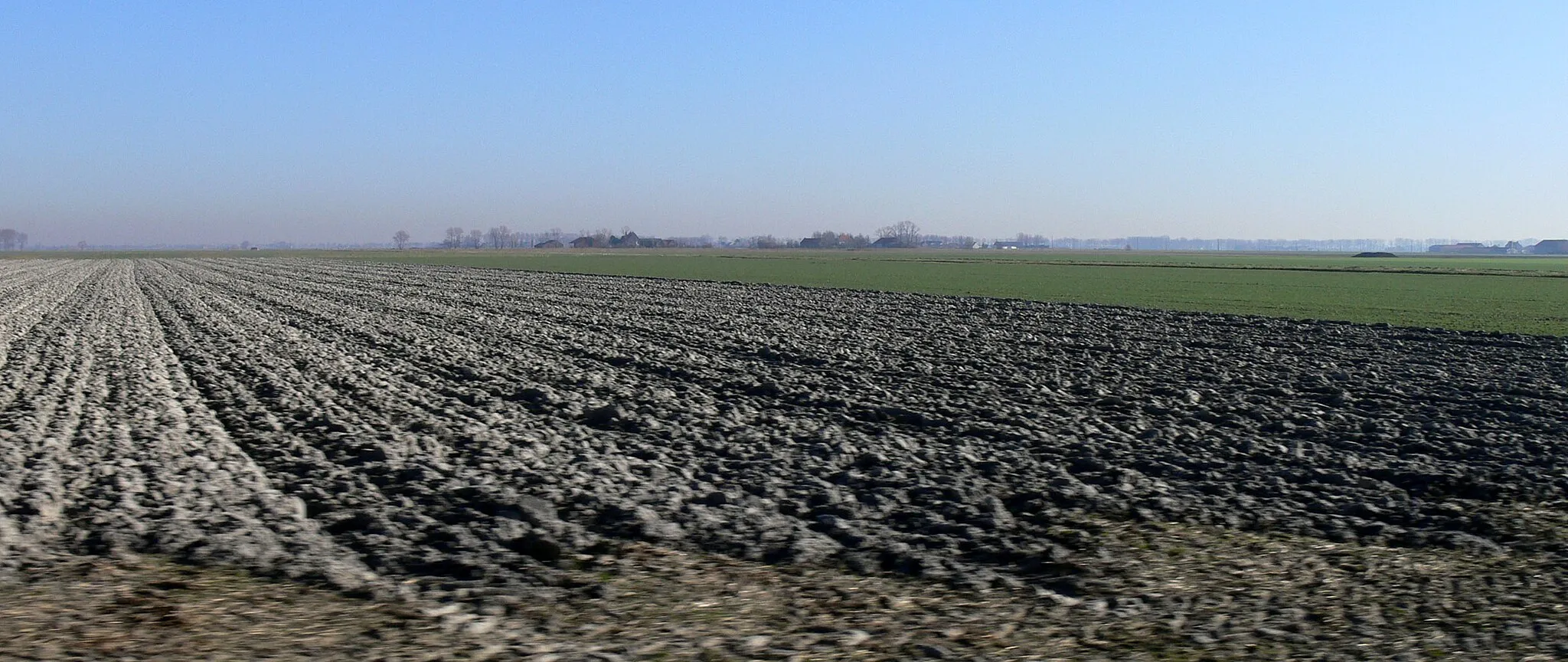 Photo showing: paysage poldérien des moëres, Flandres maritimes, côté français. Cette zone est aujourd'hui située à environ 2 m sous le niveau moyen de la mer. Jour de pic de pollution (noter l'horizon brunâtre).