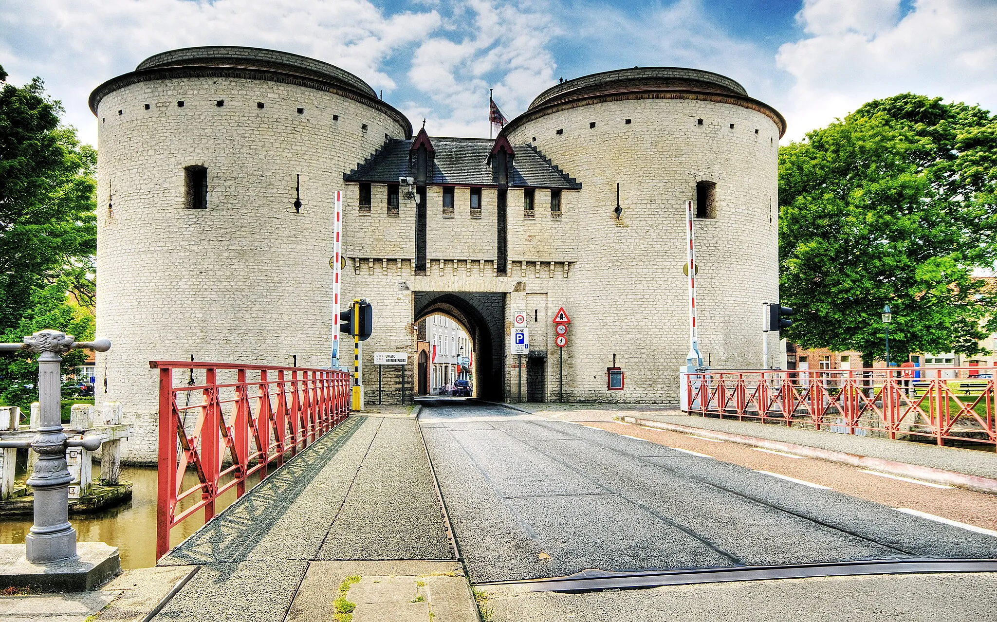 Photo showing: "Kruis" gateway in Bruges, seen from outside the city centre. Brugge, West-Flanders, Belgium.