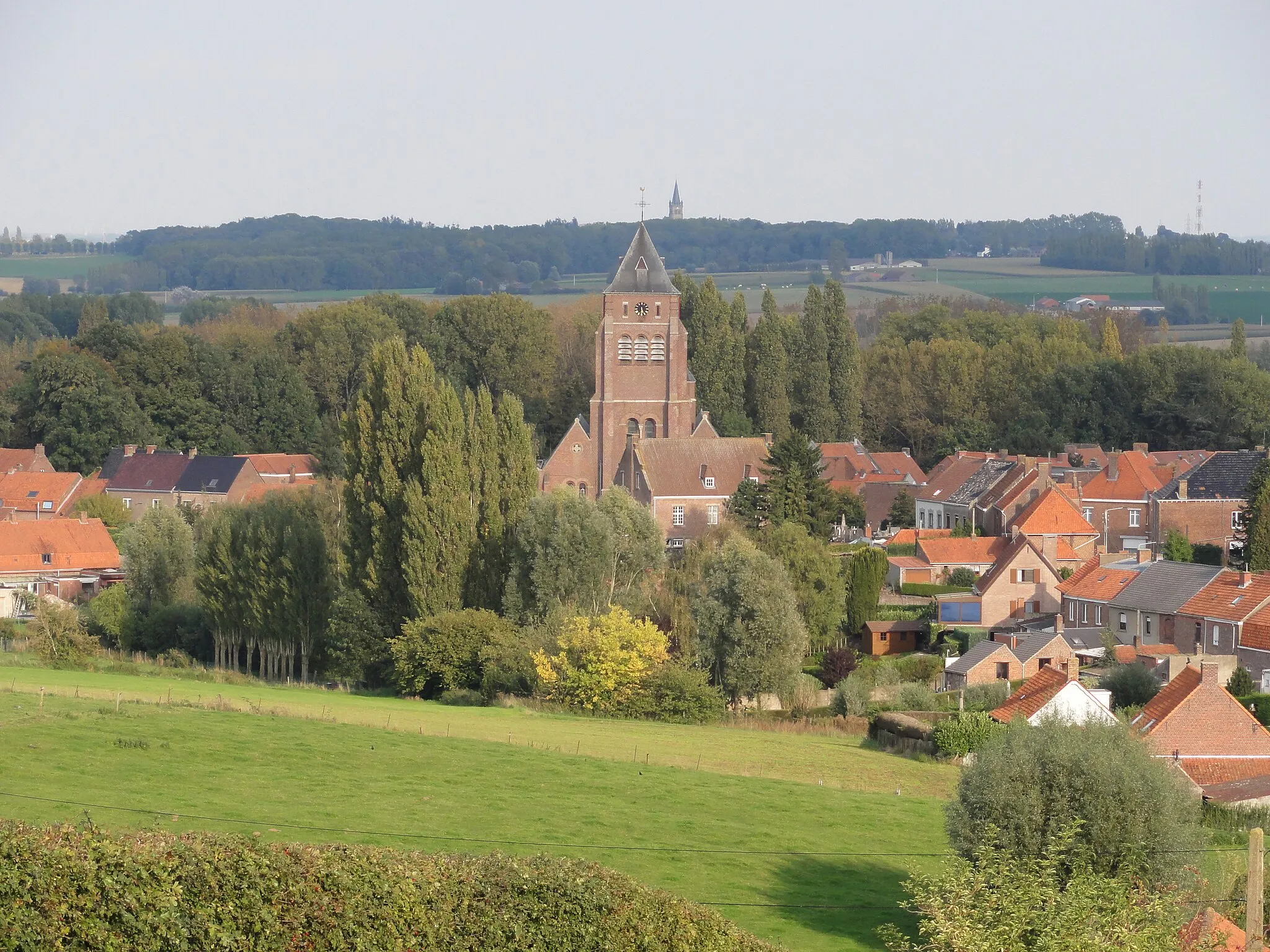 Photo showing: Village center of Kemmel, as seen from the Lettenberg. At the horizon, the church of Wijtschate can be seen. Kemmel, Heuvelland, West Flanders, Belgium.