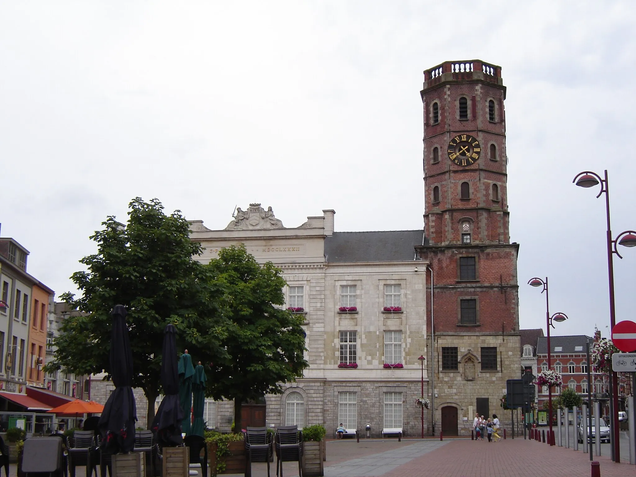 Photo showing: City hall and belfry on the Grote Markt market square of Menen. Menen, West Flanders, Belgium