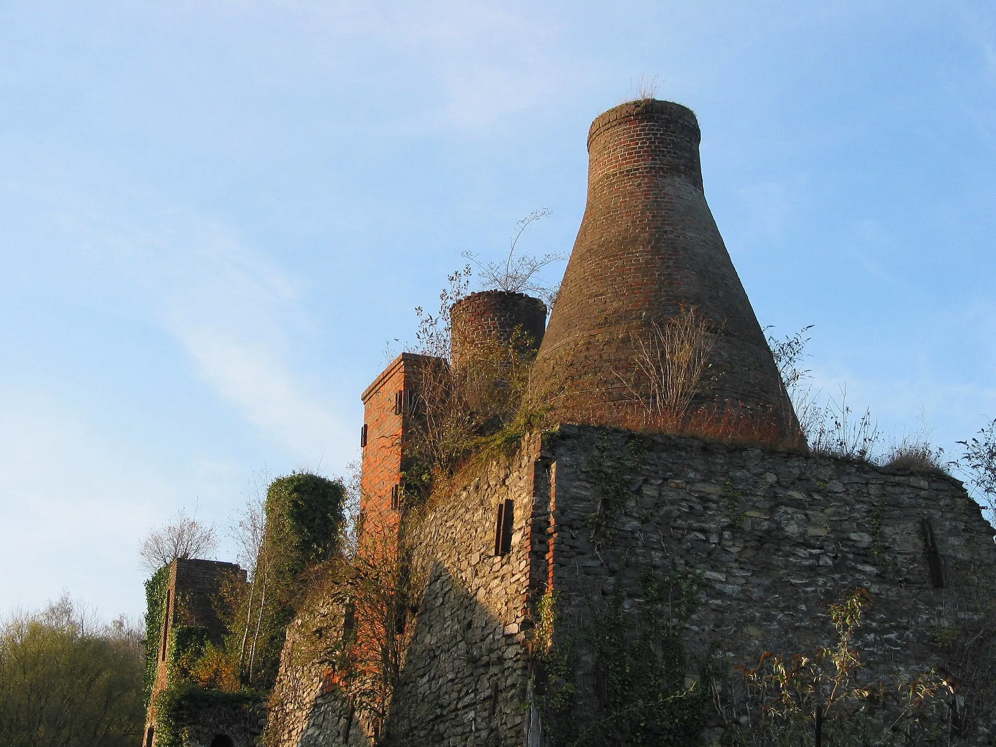 Photo showing: Antoing (Belgium), old lime kilns.