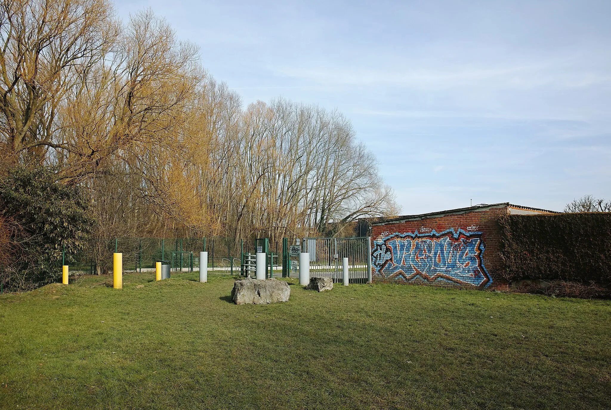 Photo showing: Entrance to the urban park Rue Maurice Ravel, in Marquette-lez-Lille.