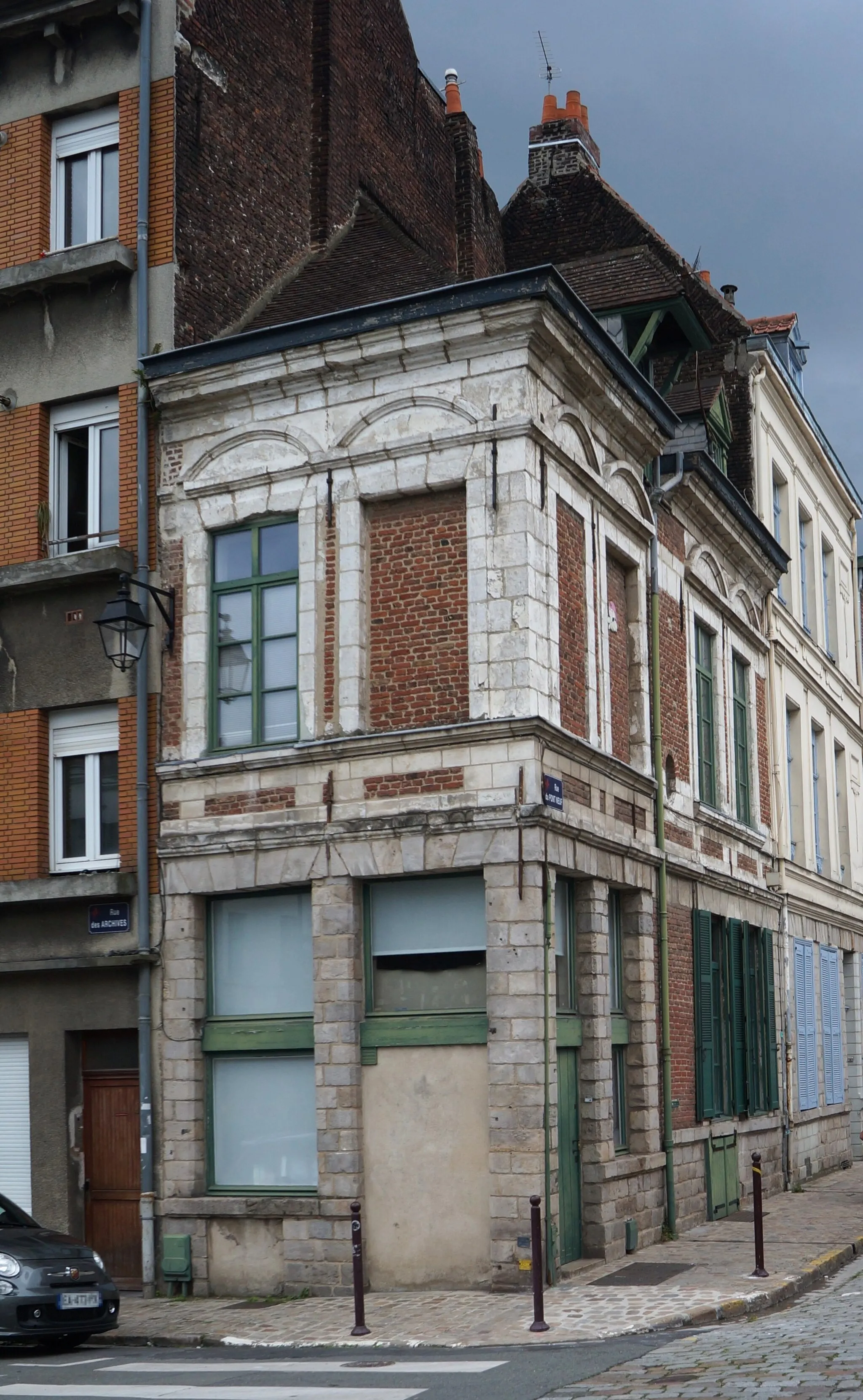 Photo showing: Immeuble 2 rue des Archives faisant  l'angle avec la rue du Pont-neuf à Lille Nord (département français)