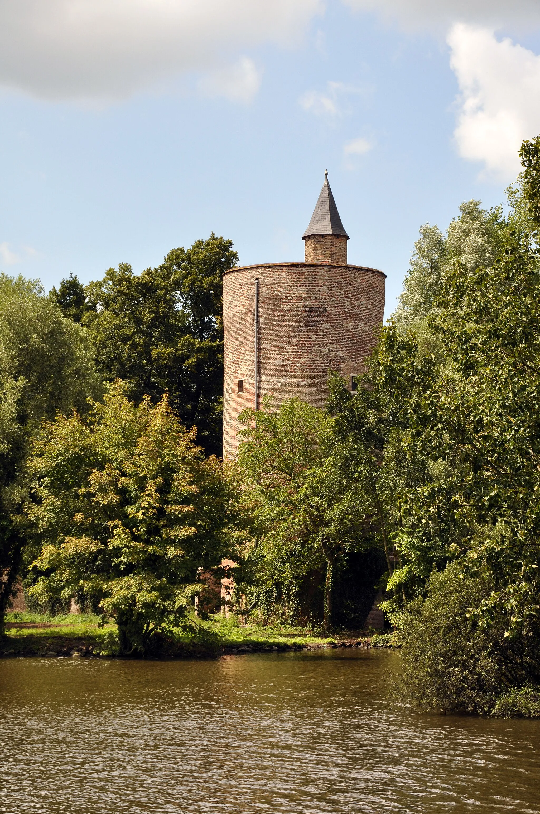 Photo showing: Bruges (Belgium): the Poertoren (Gun Powder Tower), part of the medieval ramparts of the town