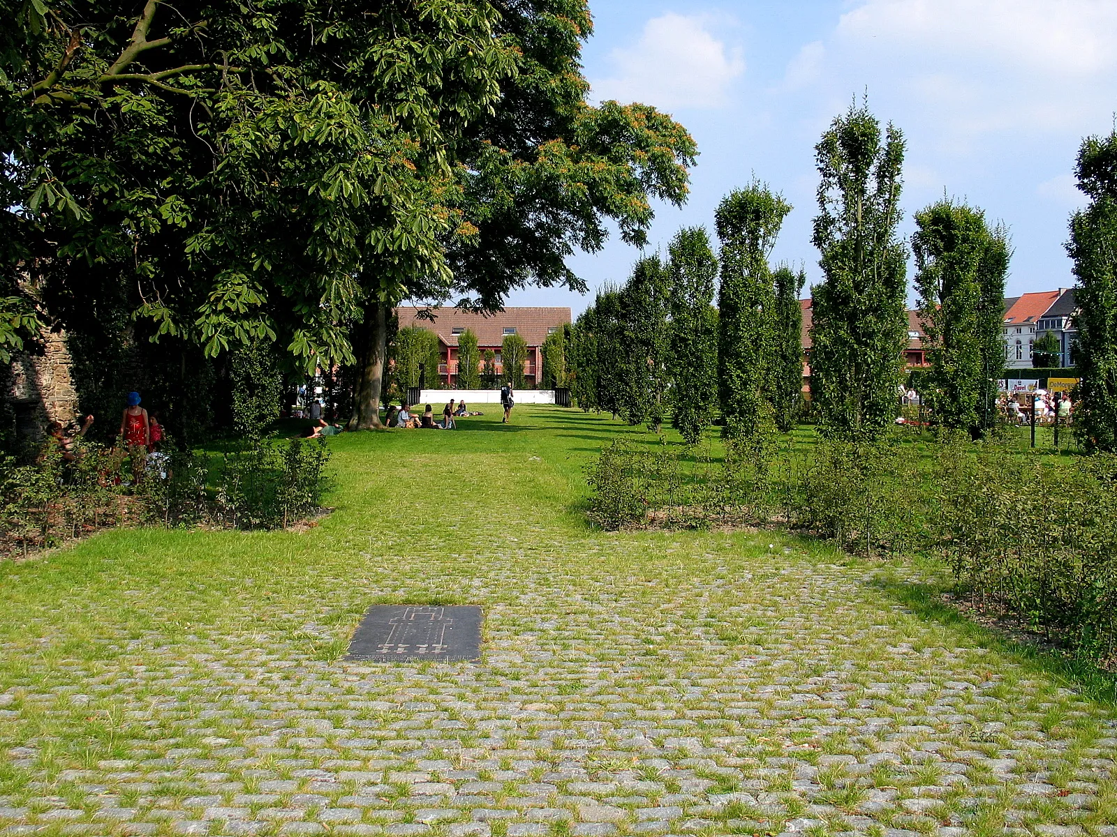 Photo showing: evocatie van de verdwenen abdijkerk met hagen en bomen van de Sint-Baafsabdij in Gent