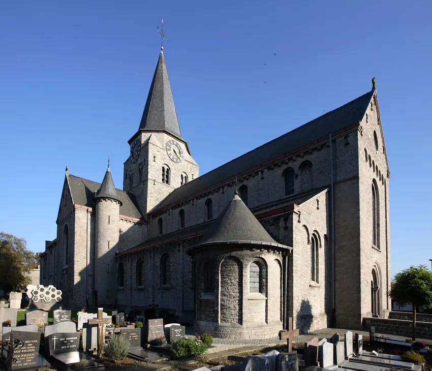 Photo showing: Belgium. Oost-Vlaanderen. Kruisem. Huise, Petrus en UrbanuskerkBuitenzicht. Huise. Parish church (Petrus en Urbanuskerk). Exterior. Northwest. Neo-Romanesque. 1889-ca1900.