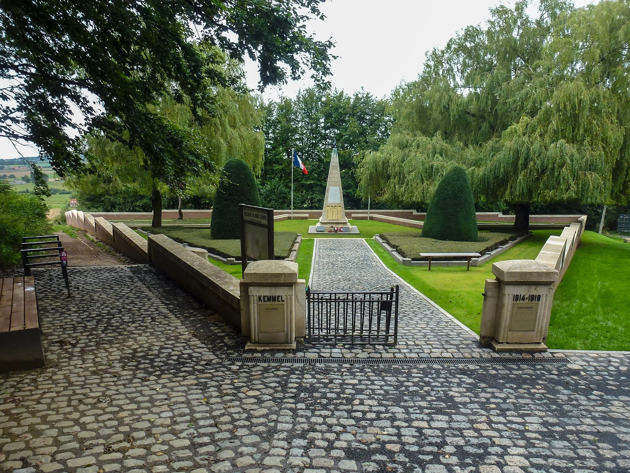Photo showing: The French cemetery and the ossuary of Mont Kemmel.- Kemmelbergweg, 8956 Heuvelland.- Belgium