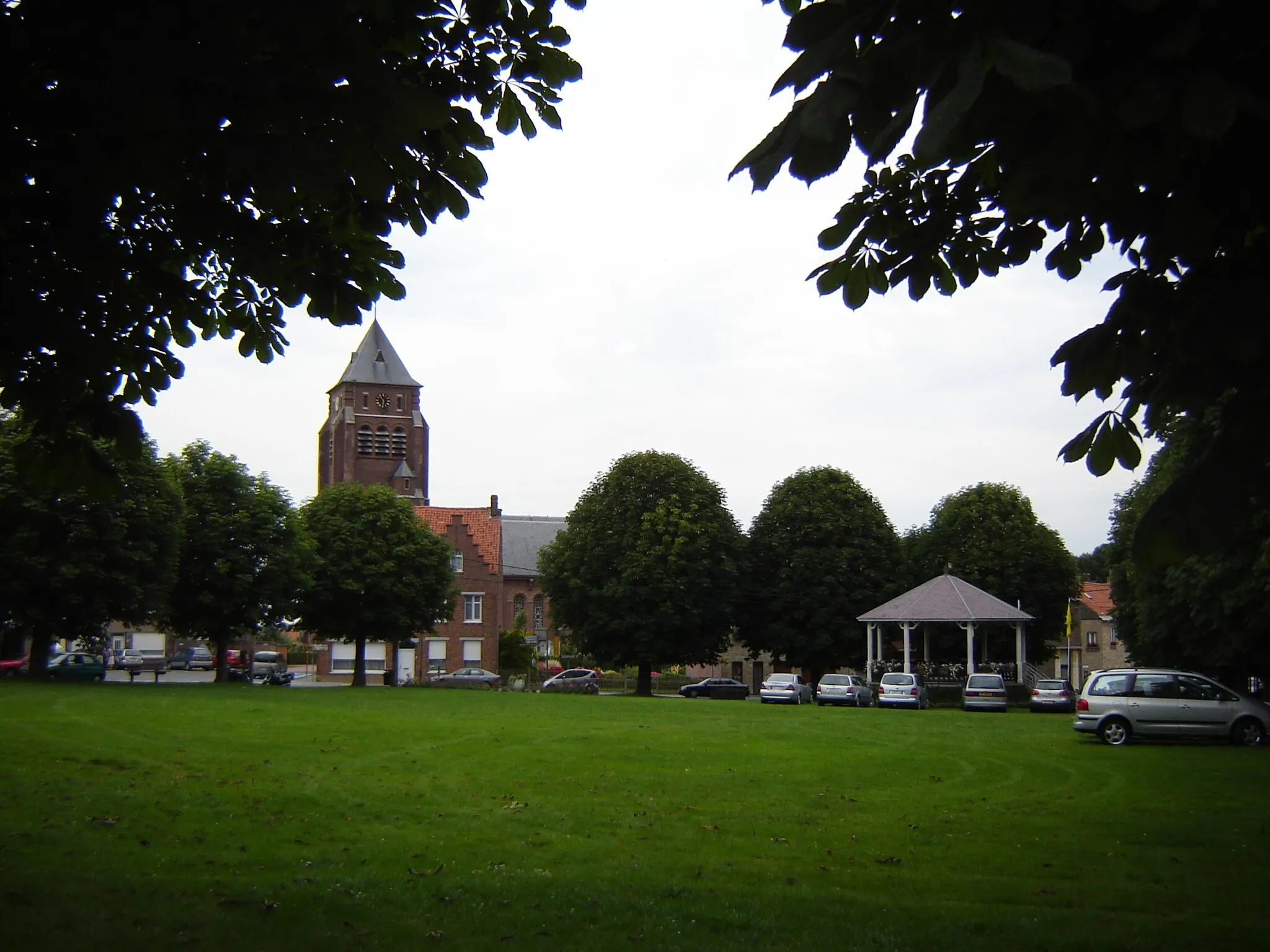 Photo showing: Dries, market square of Kemmel, with the church of Saint Lawrence in background. Kemmel, Heuvelland, West Flanders, Belgium.