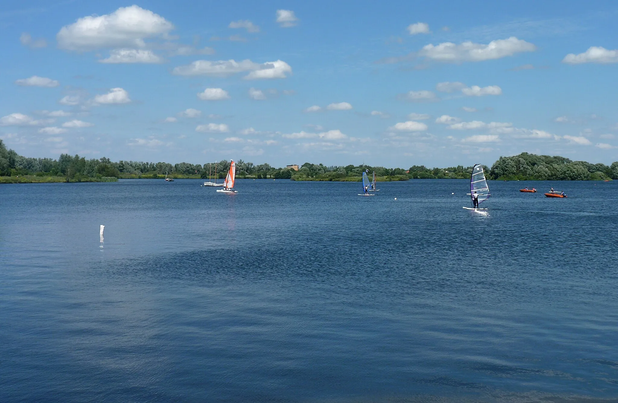 Photo showing: One of the water surfaces of the "Prés du Hem" in Armentières, France.