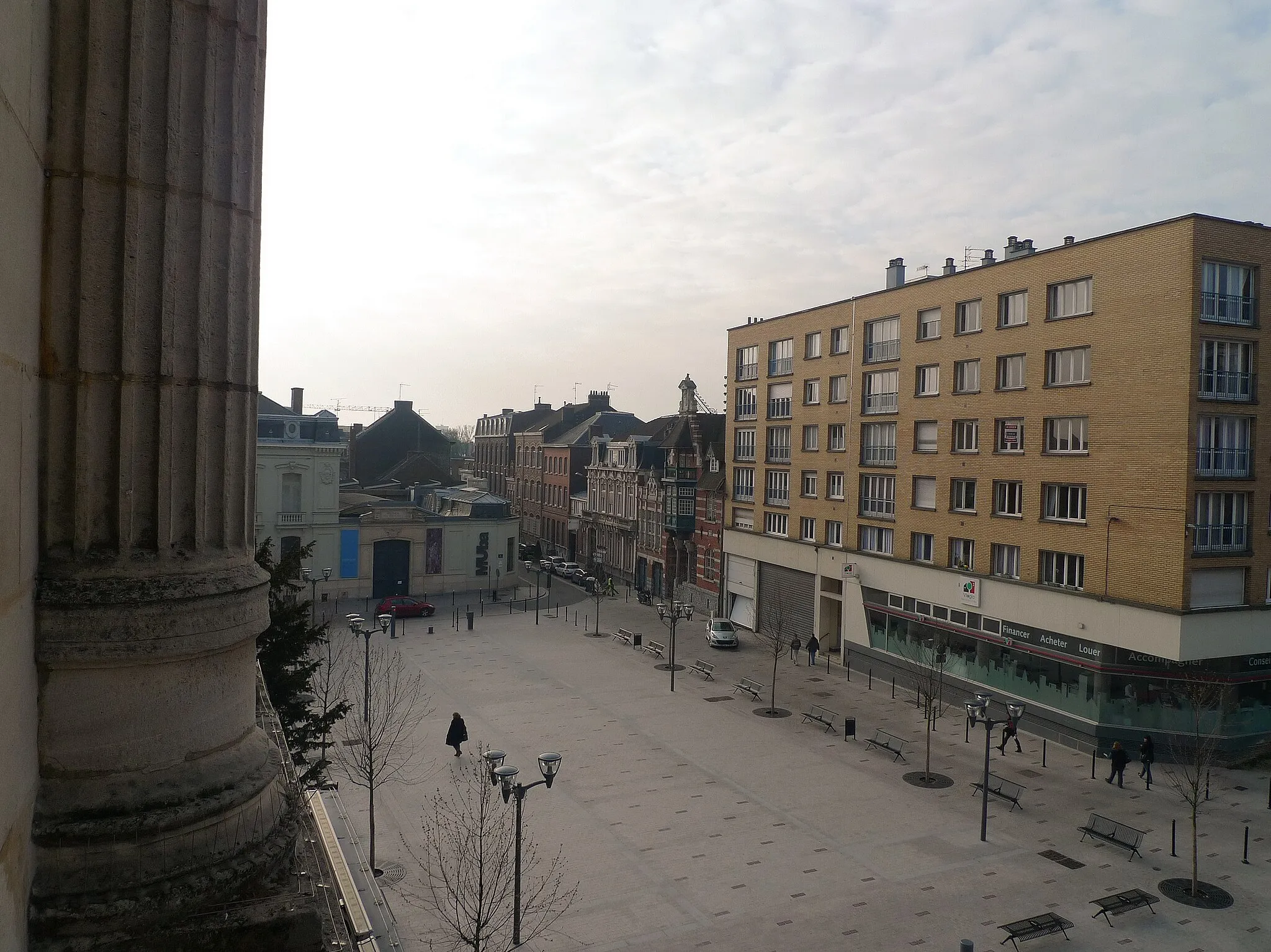 Photo showing: Tourcoing (France - dép. du Nord)  — Partie minérale du square Winston Churchill. Photo prise de l'Hôtel de Ville.