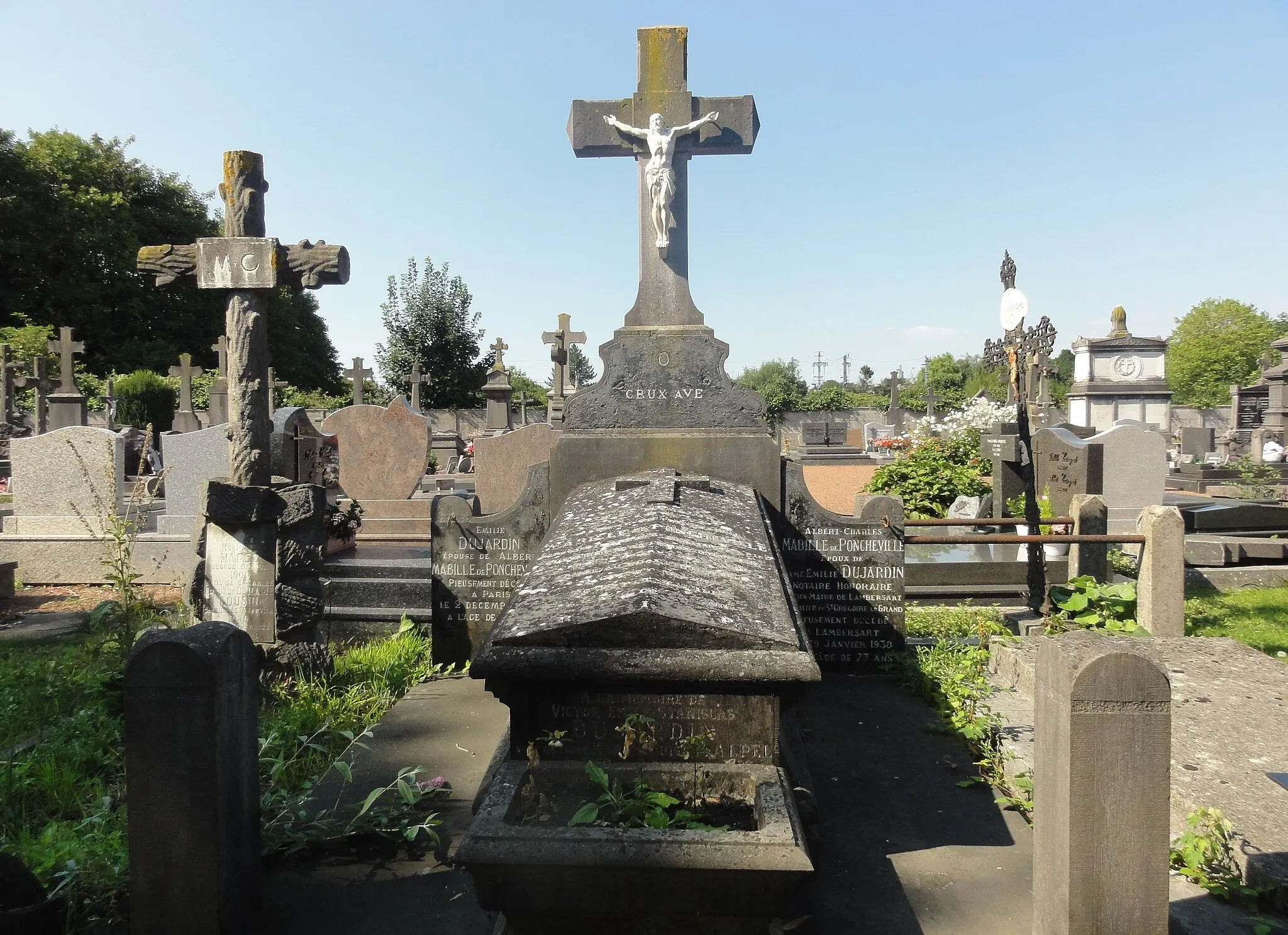 Photo showing: Grave of Q77941431

Depicted place: Cimetière du Bourg de Lambersart