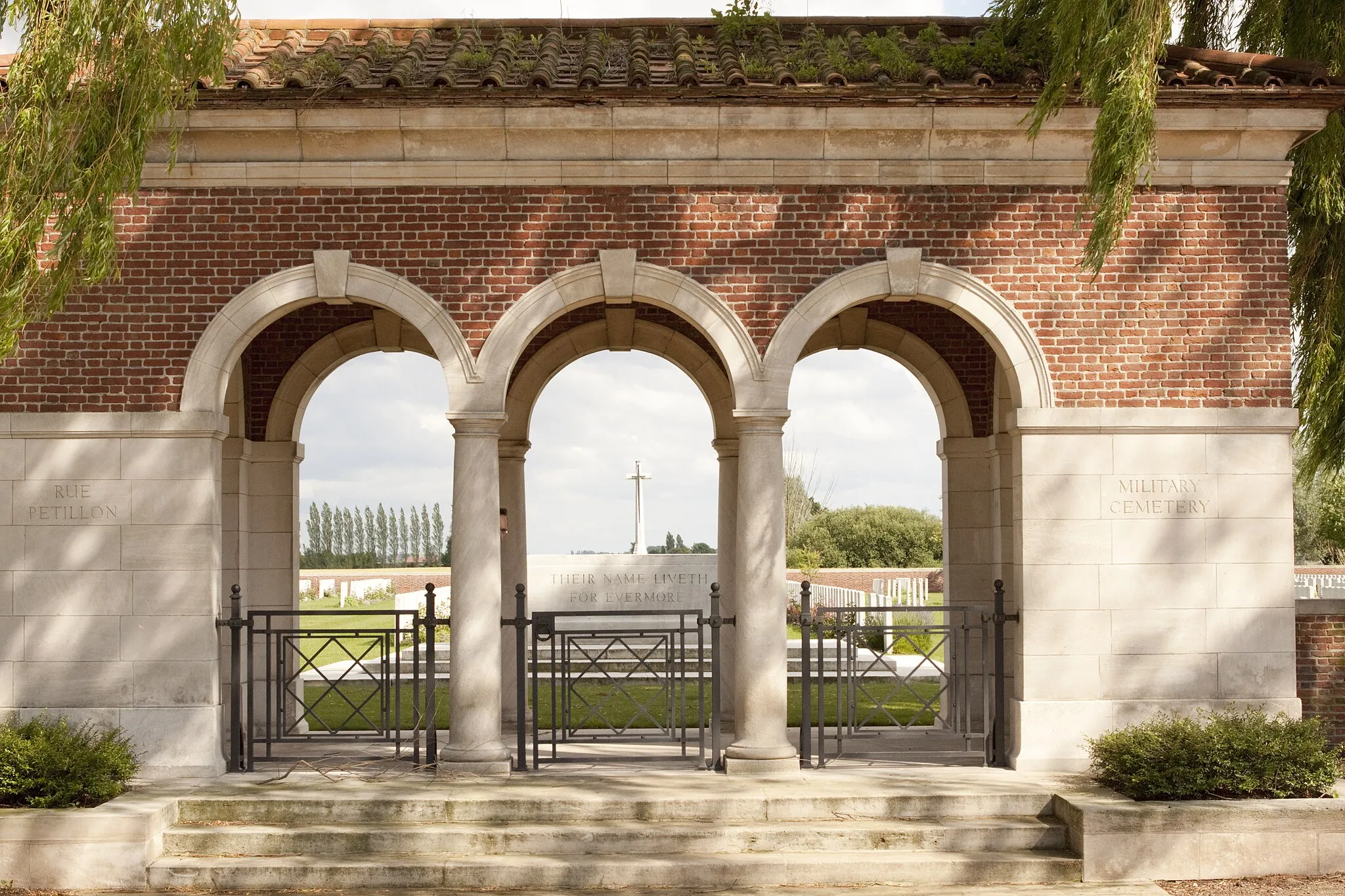 Photo showing: Rue-Petillon Military Cemetery. Toegang.