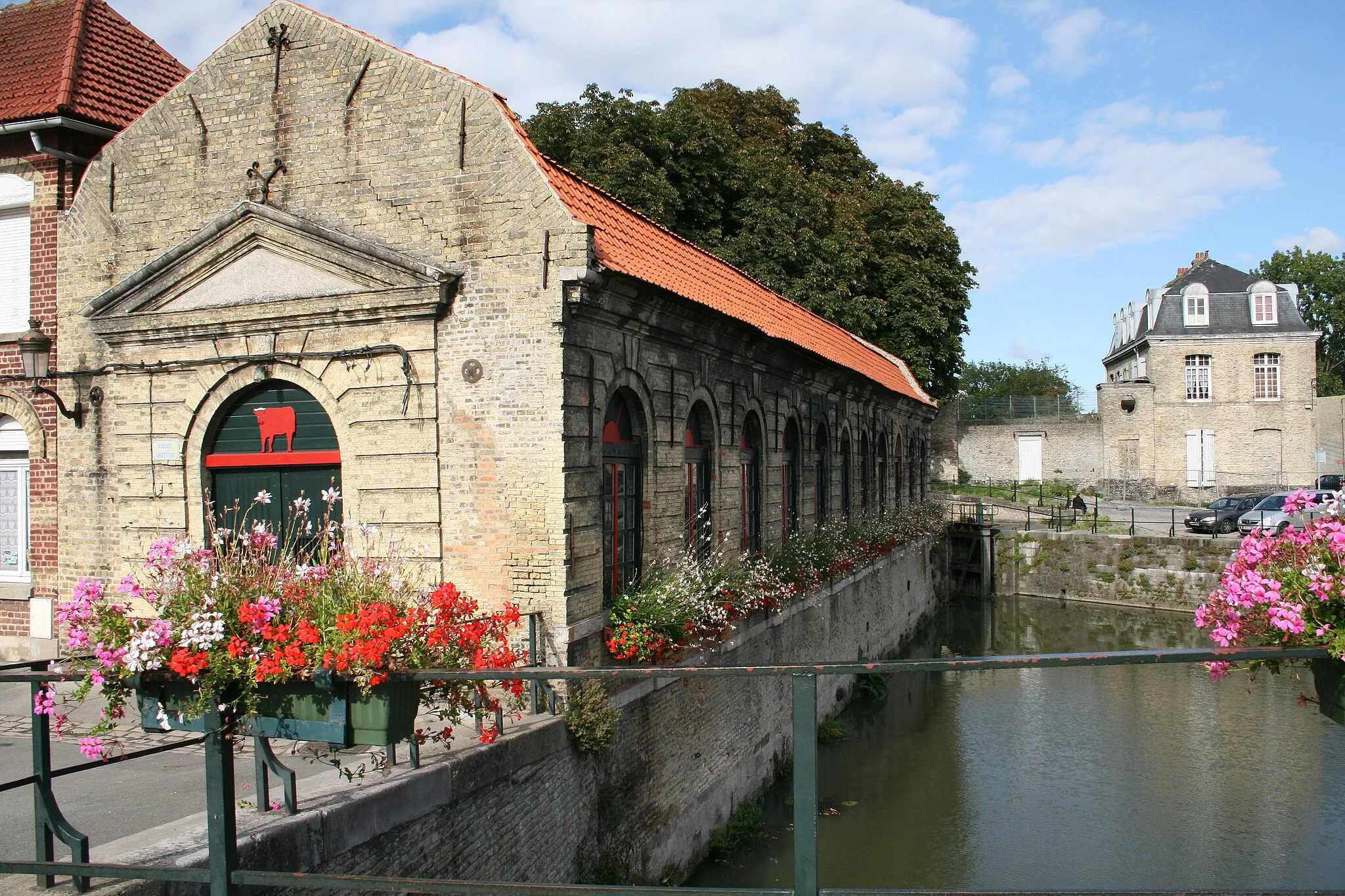 Photo showing: Bergues (Nord) France, the former slaughterhouse built in 1811 and rebuilt between 1909 and 1909 following the plans of the architect Jean Morel.