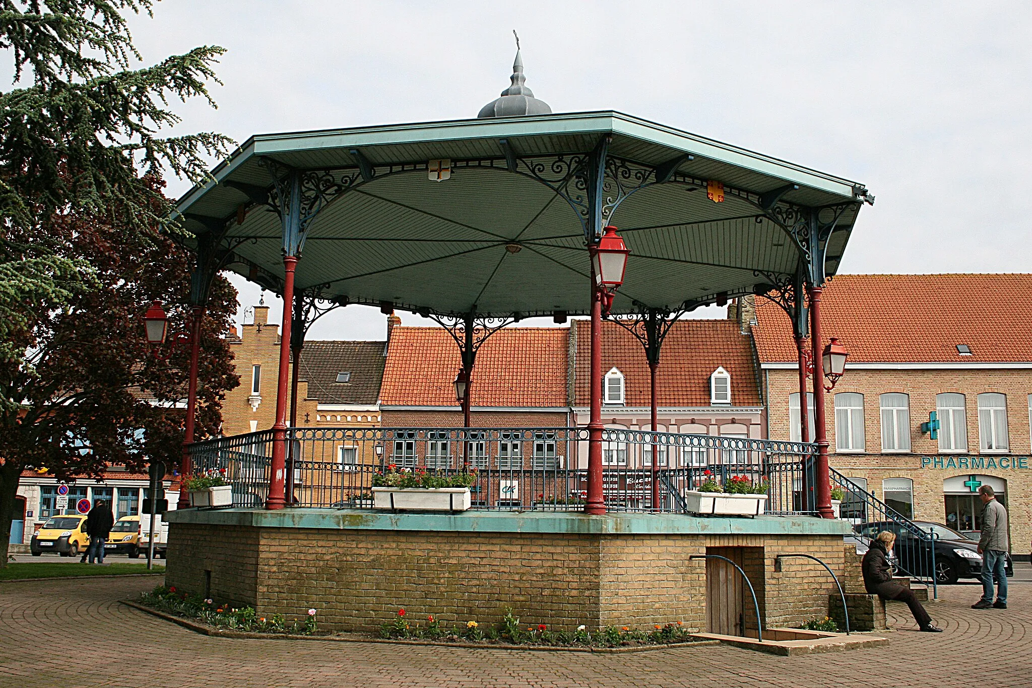 Photo showing: The bandstand at Place du Général de Gaulle in Hondschoote (Nord department, France).