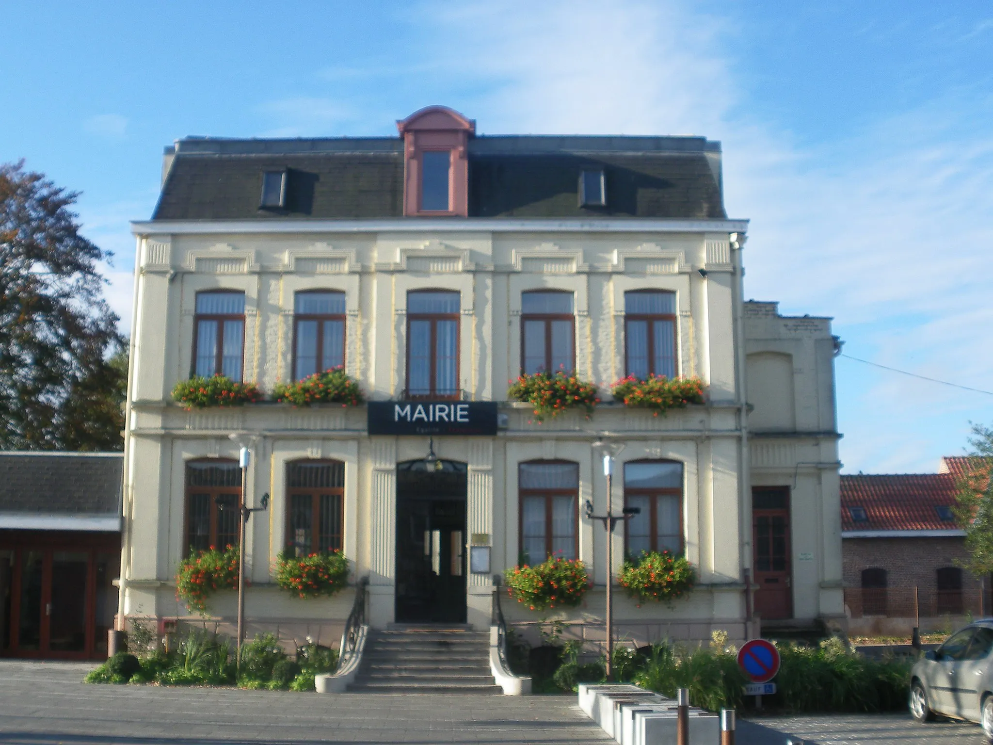 Photo showing: Vue de la mairie d'Attiches.