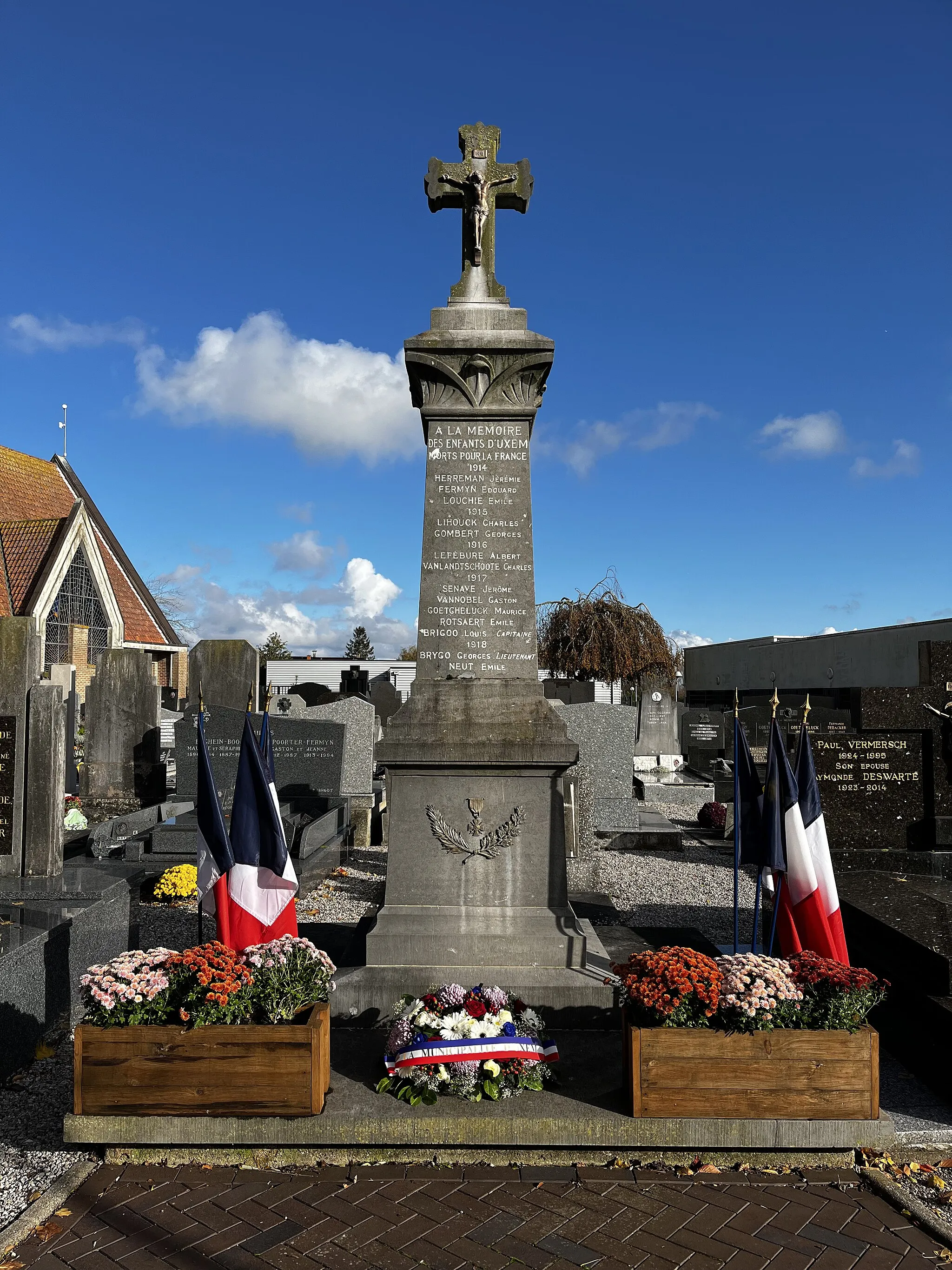 Photo showing: Image du Monument aux morts de la commune d'Uxem en 2023