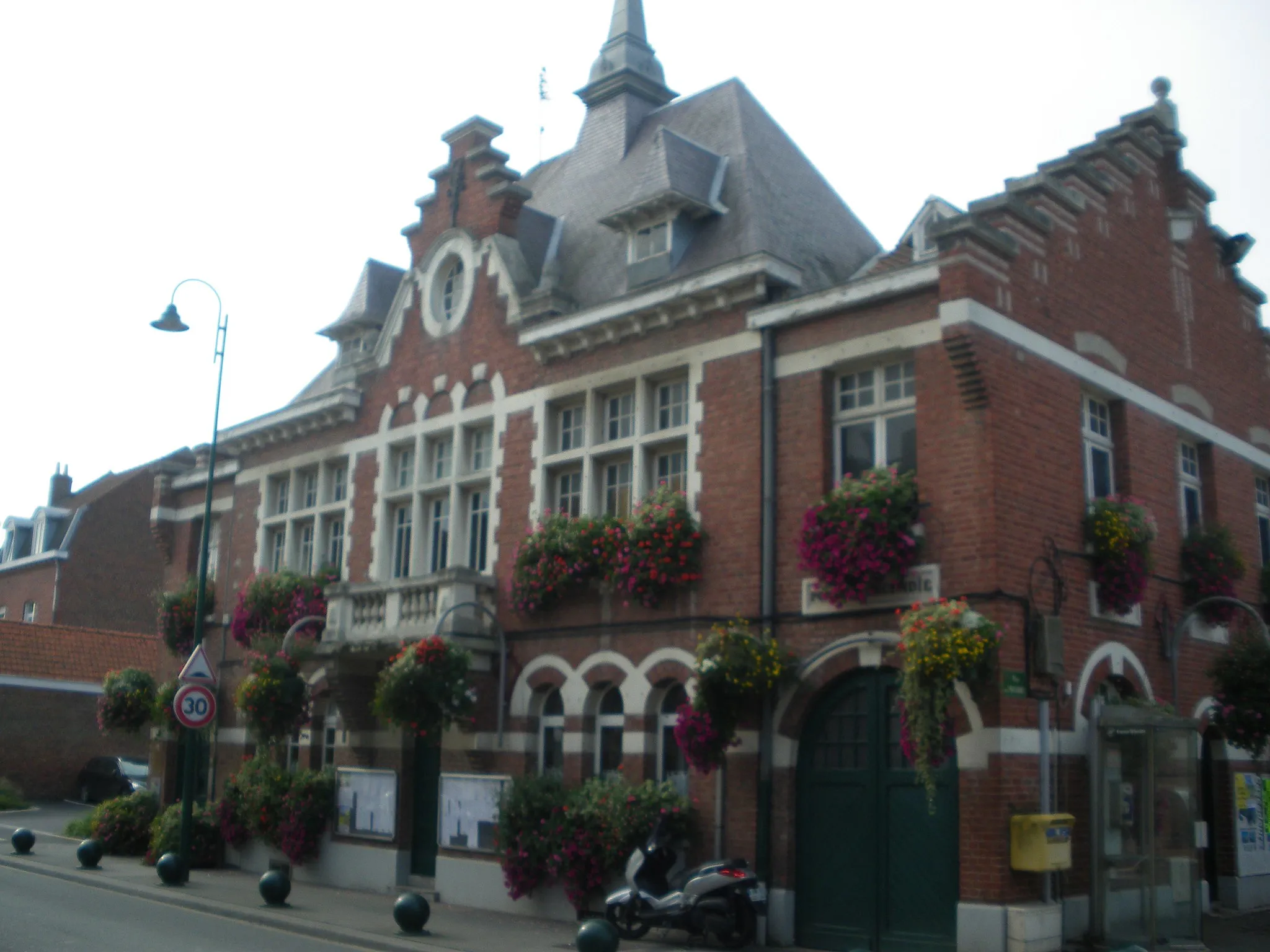 Photo showing: Vue de la mairie de Bois-Grenier.