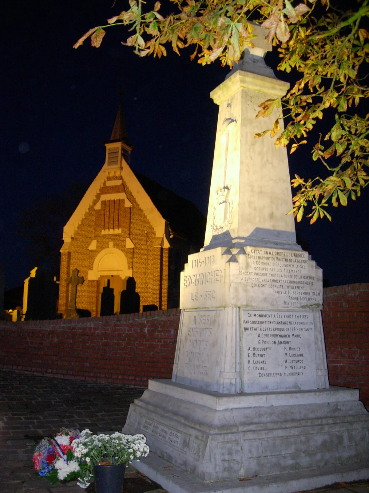 Photo showing: Saint-Vaast Church and War Memorial