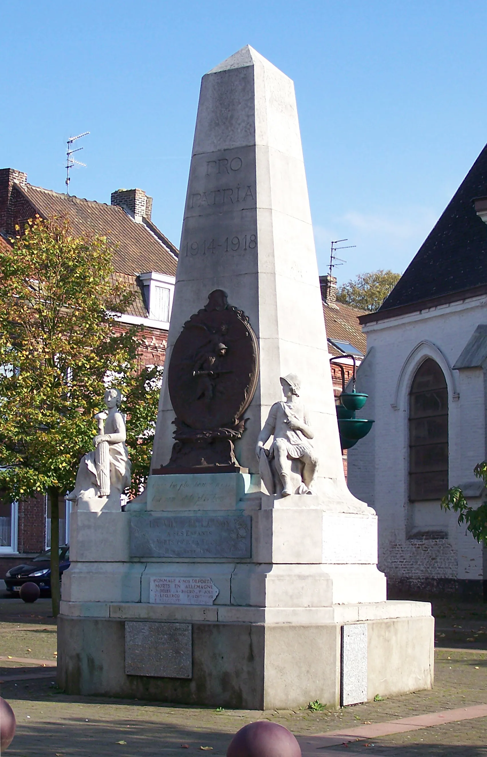Photo showing: Monument aux Morts - Place de Verdun, 59 Lannoy