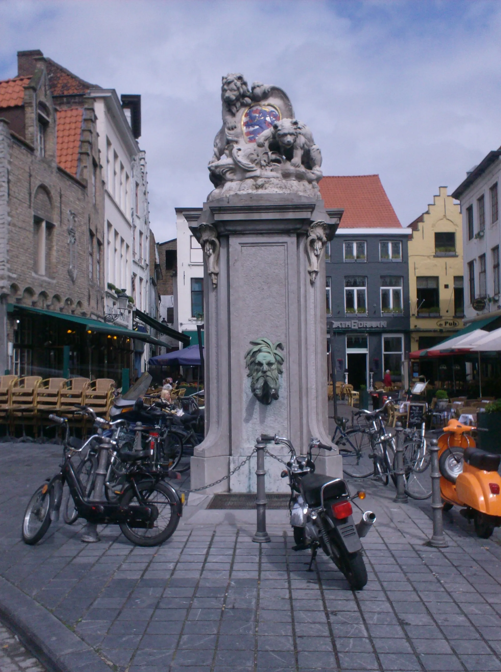 Photo showing: Monumental pump (1761) on the "Eiermarkt" (Egg Market) in Bruges (Belgium) by Pieter Pepers (1730-1785)