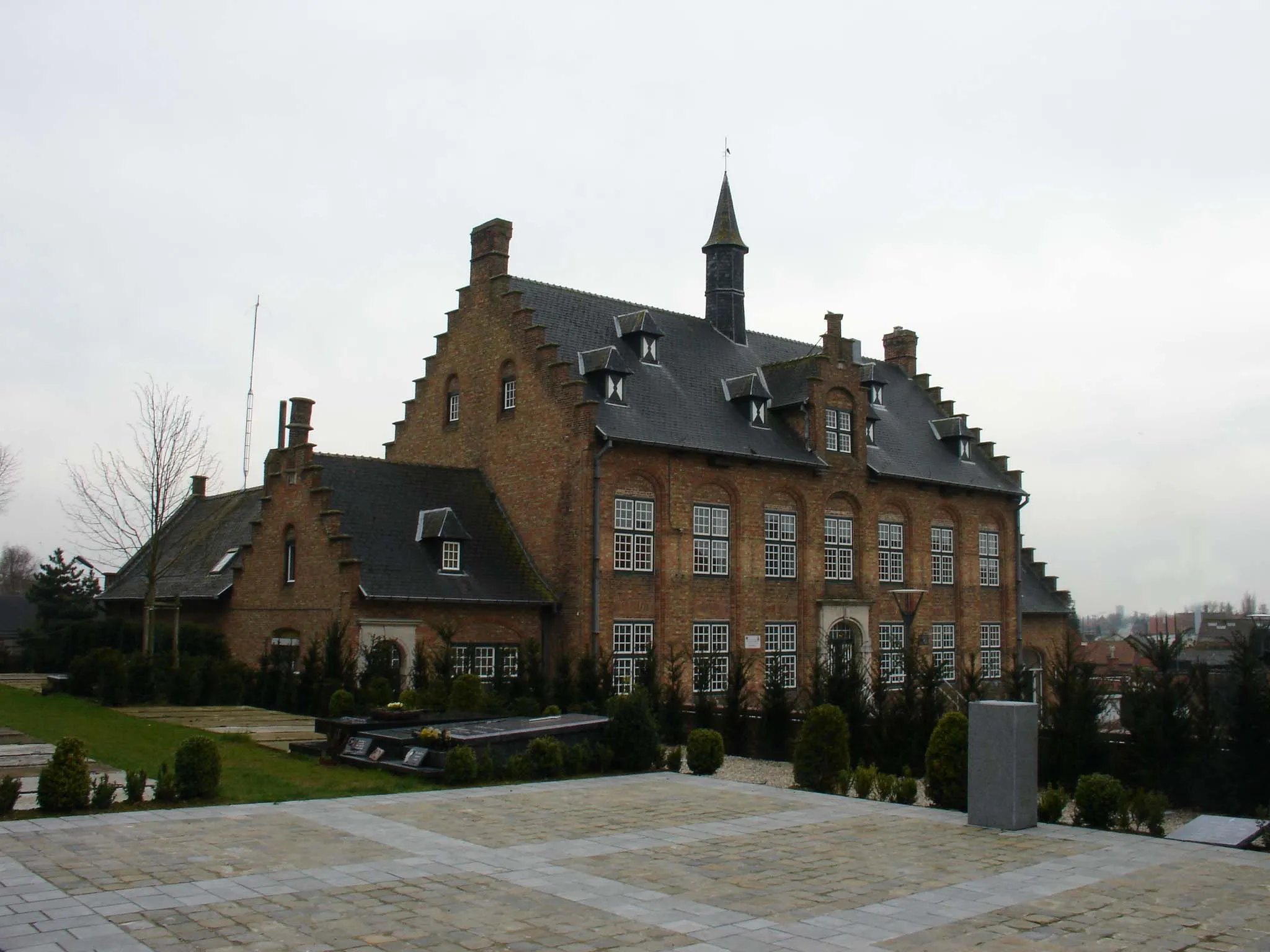 Photo showing: Het oude gemeentehuis op het dorpsplein in Westrozebeke dat nog herinnert aan de tijd dat het dorp nog een aparte gemeente was.