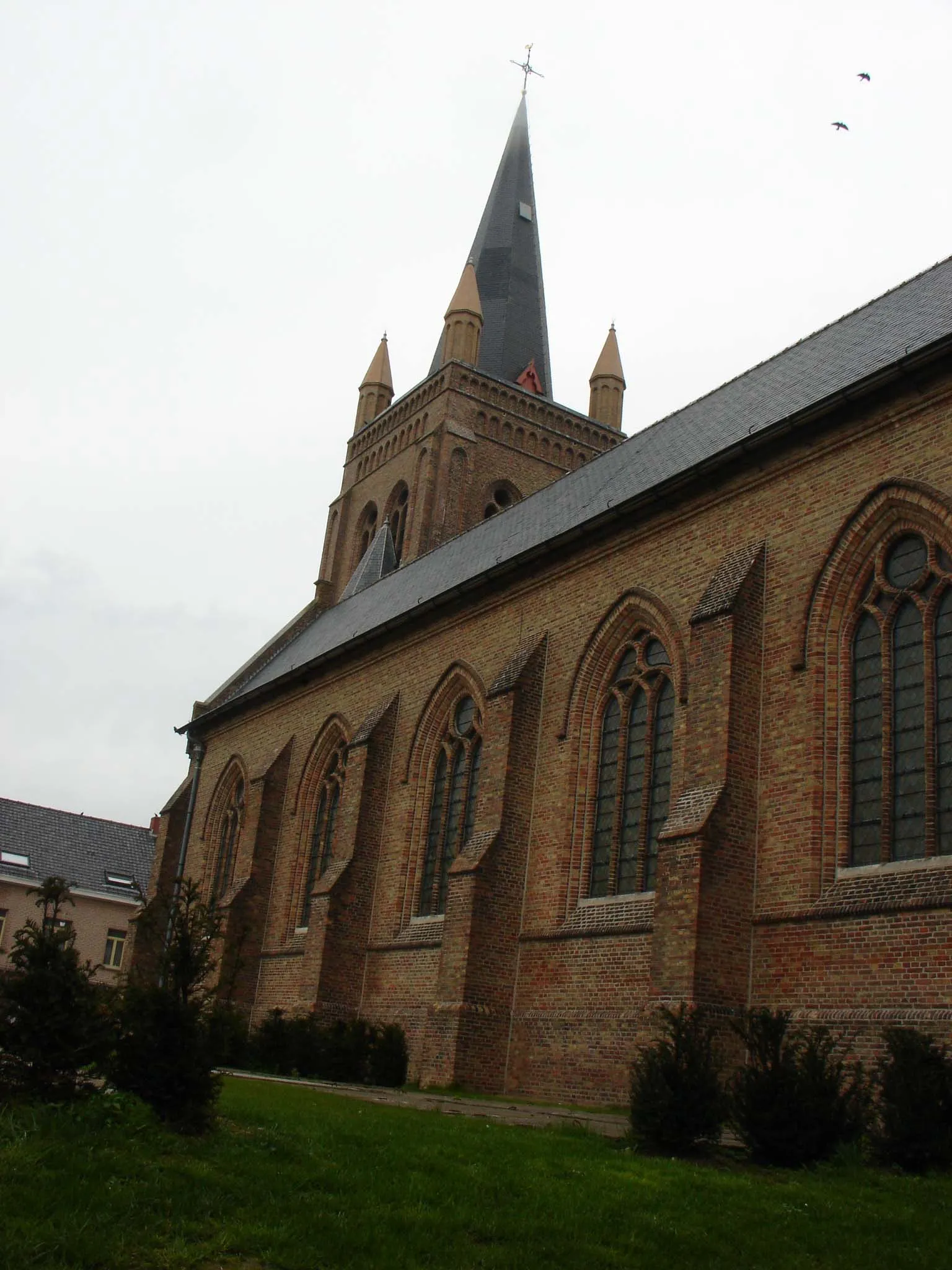 Photo showing: Kerk van Westrozebeke gezien vanaf het nieuwe deel van het kerkhof, dat uitkijkt over het dorpsplein en het gemeentehuis.