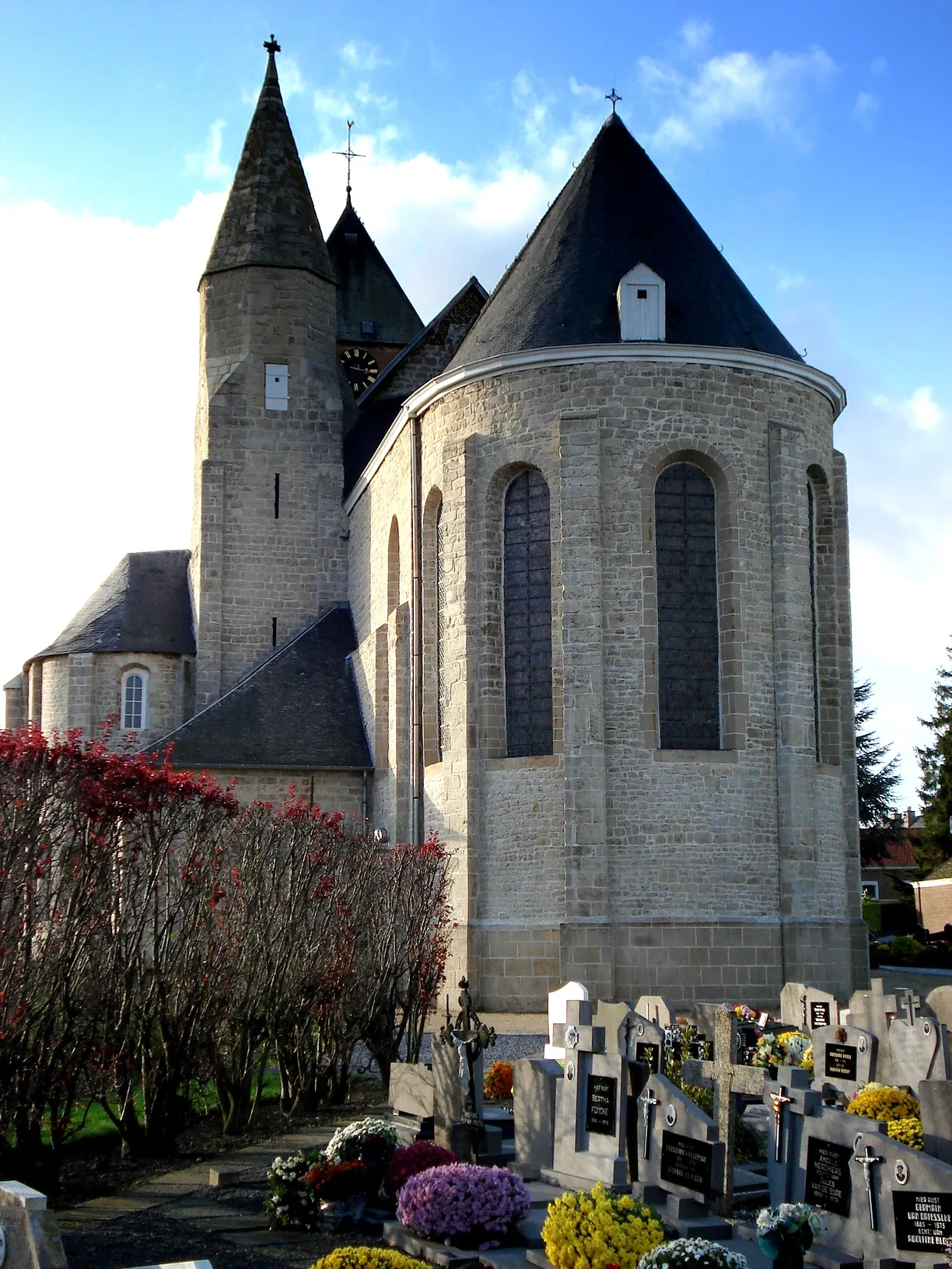 Photo showing: Sint-Lievens-Houtem, Oost-Vlaanderen, België. Sint-Michielskerk: romaans koor, flankeertorentje en kapel (11e en 12e eeuw). Klokkentoren (met wijzerplaat) uit 1776.