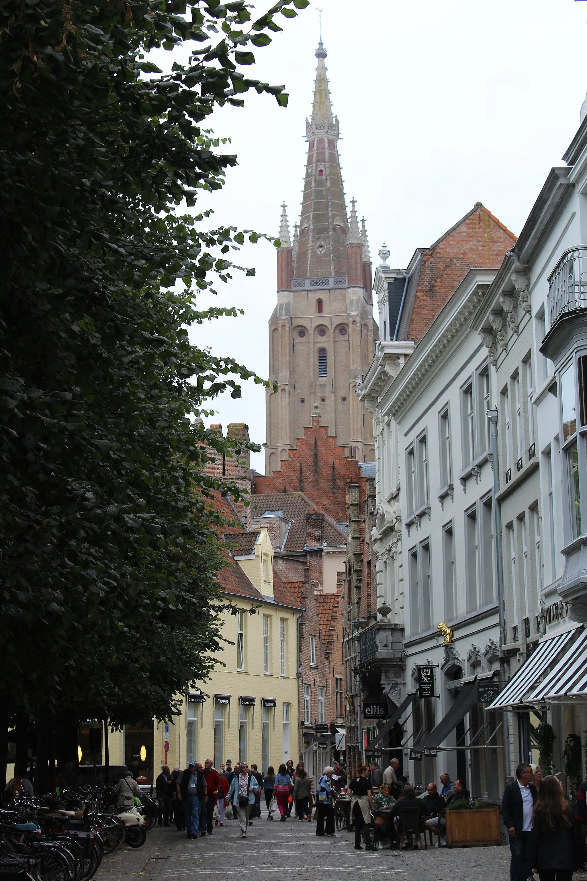 Photo showing: Bruges, the Simon Stevinplein, view to the tower of Onze-Lieve-Vrouwekerk