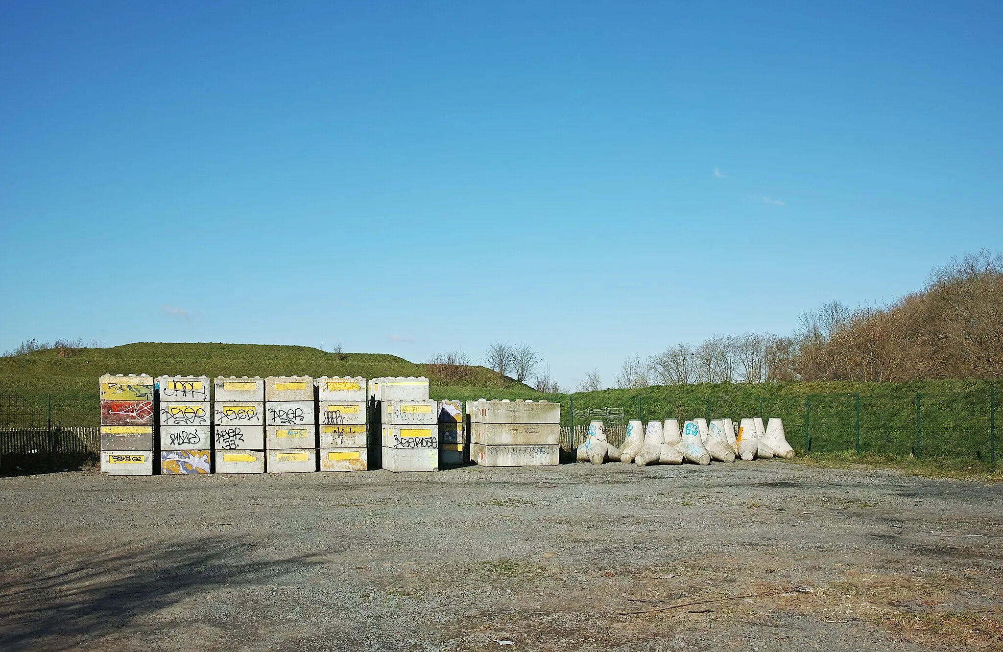 Photo showing: Anti-intrusion concrete blocks stored on the Pyramides site, in Lille.