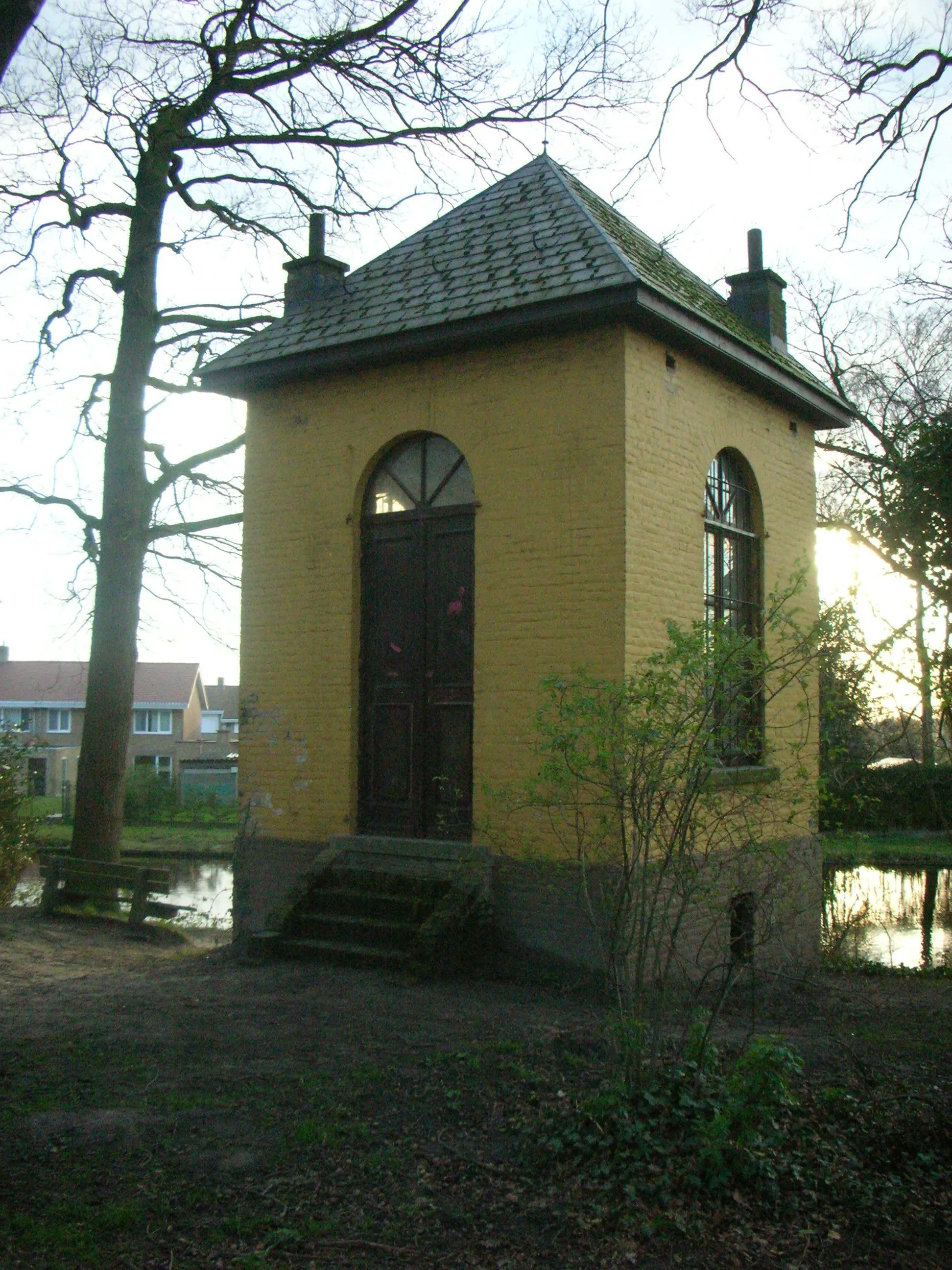 Photo showing: Restored bathouse house of the former castle of Zwevezele. Zwevezele, Wingene, West Flanders, Belgium