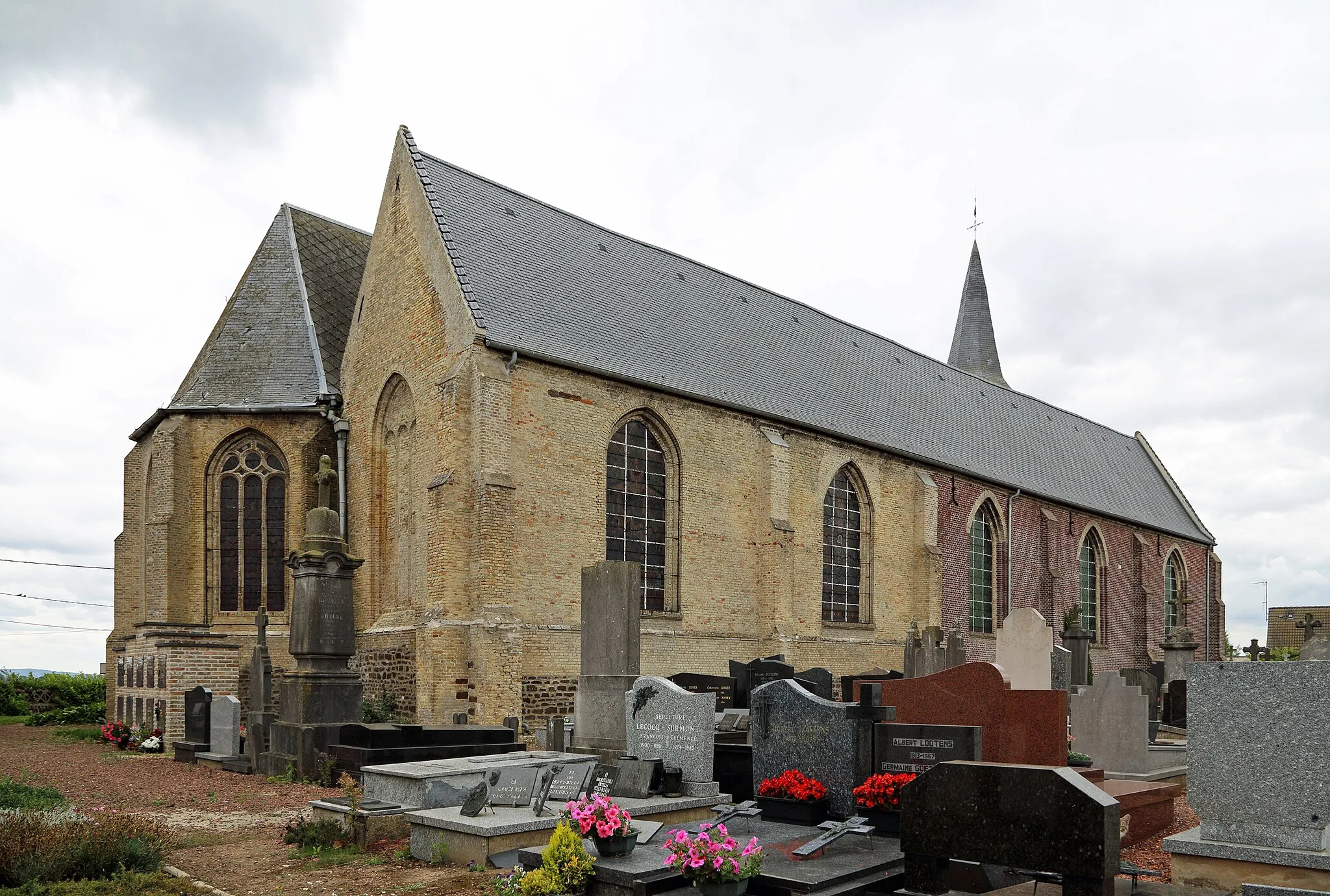 Photo showing: Oost-Cappel (Nord department, France): Saint Nicholas church and cemetery