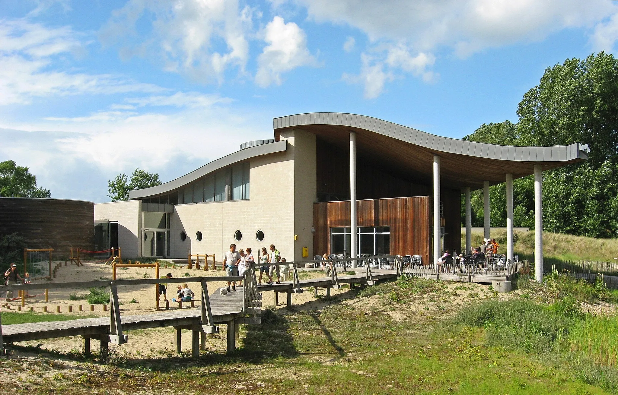 Photo showing: Rückseite des Naturparkzentrums De Nachtegaal (Die Nachtigall) in einem Museum von de:De Panne