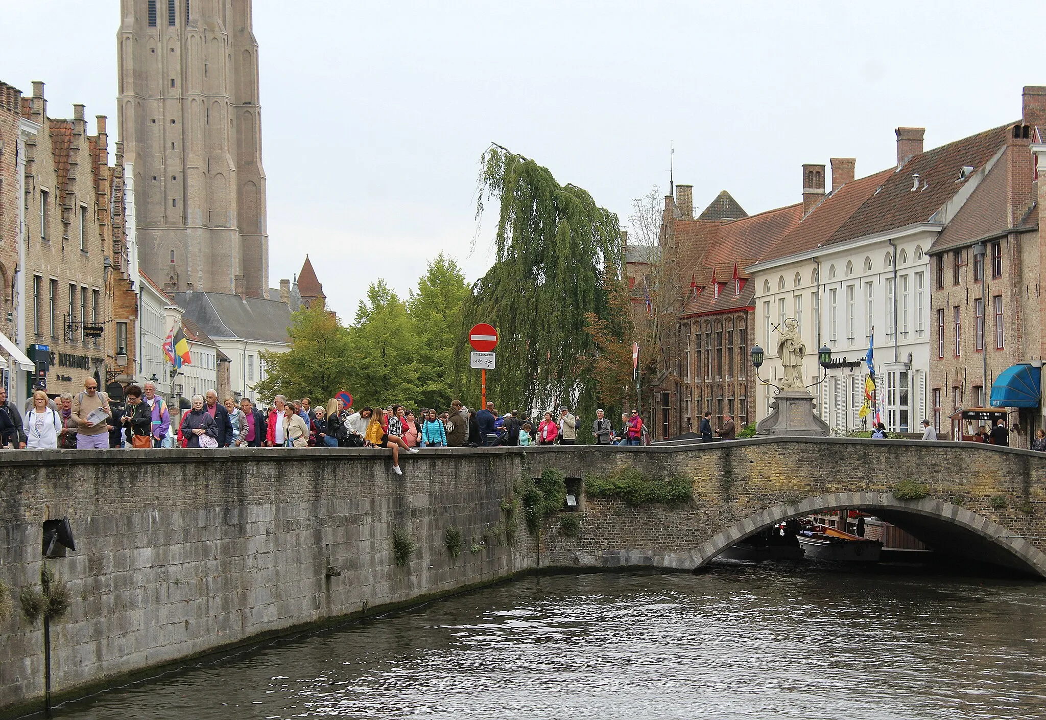 Photo showing: Bruges, the Dijver canal and Nepomuk bridge