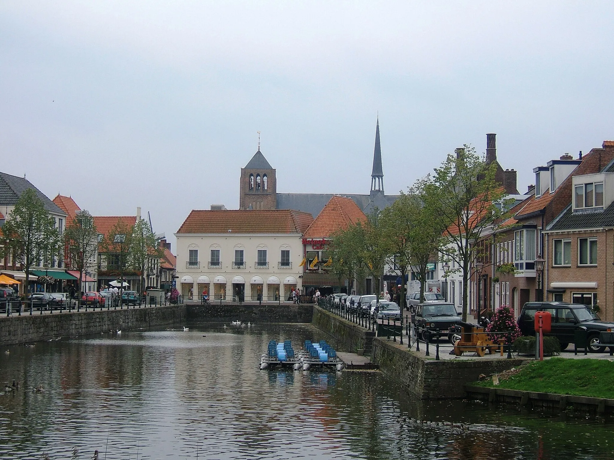 Photo showing: The channel and the catholic church in Sluis.