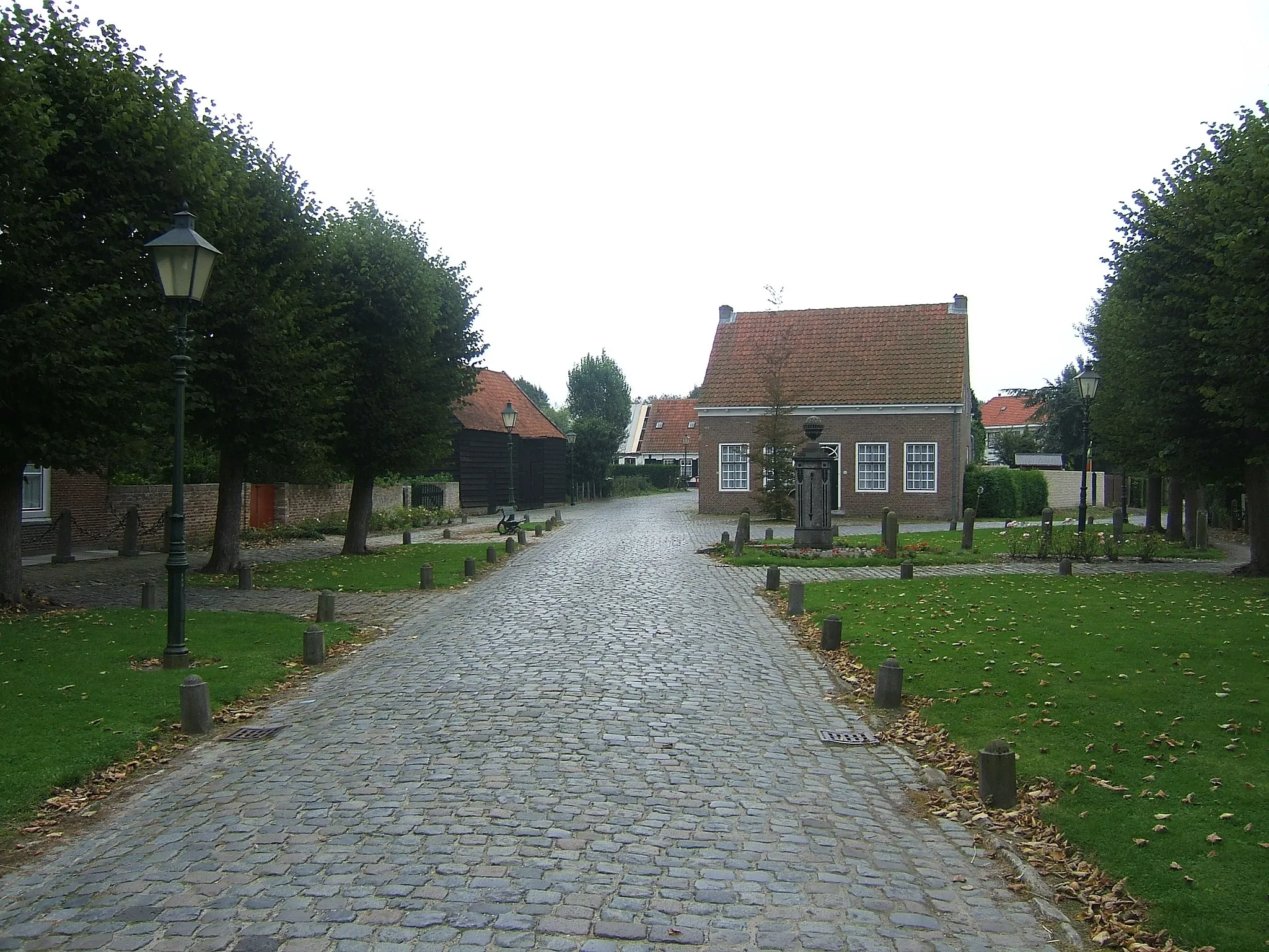 Photo showing: A street of the village Sint Anna ter Muiden