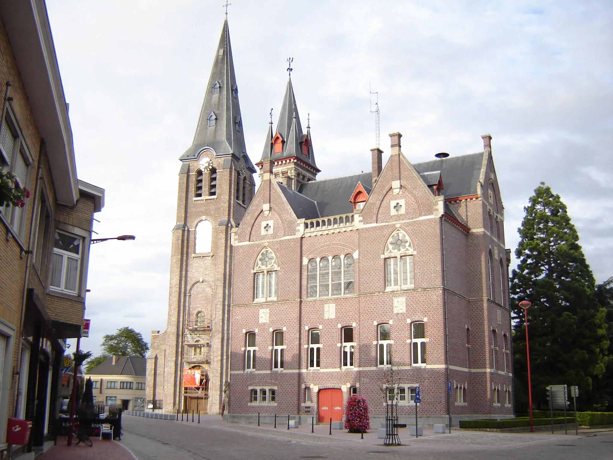 Photo showing: Markt market square in Ruiselede, with town hall and tower of the church of Our Lady. Ruiselede, West Flanders, Belgium.