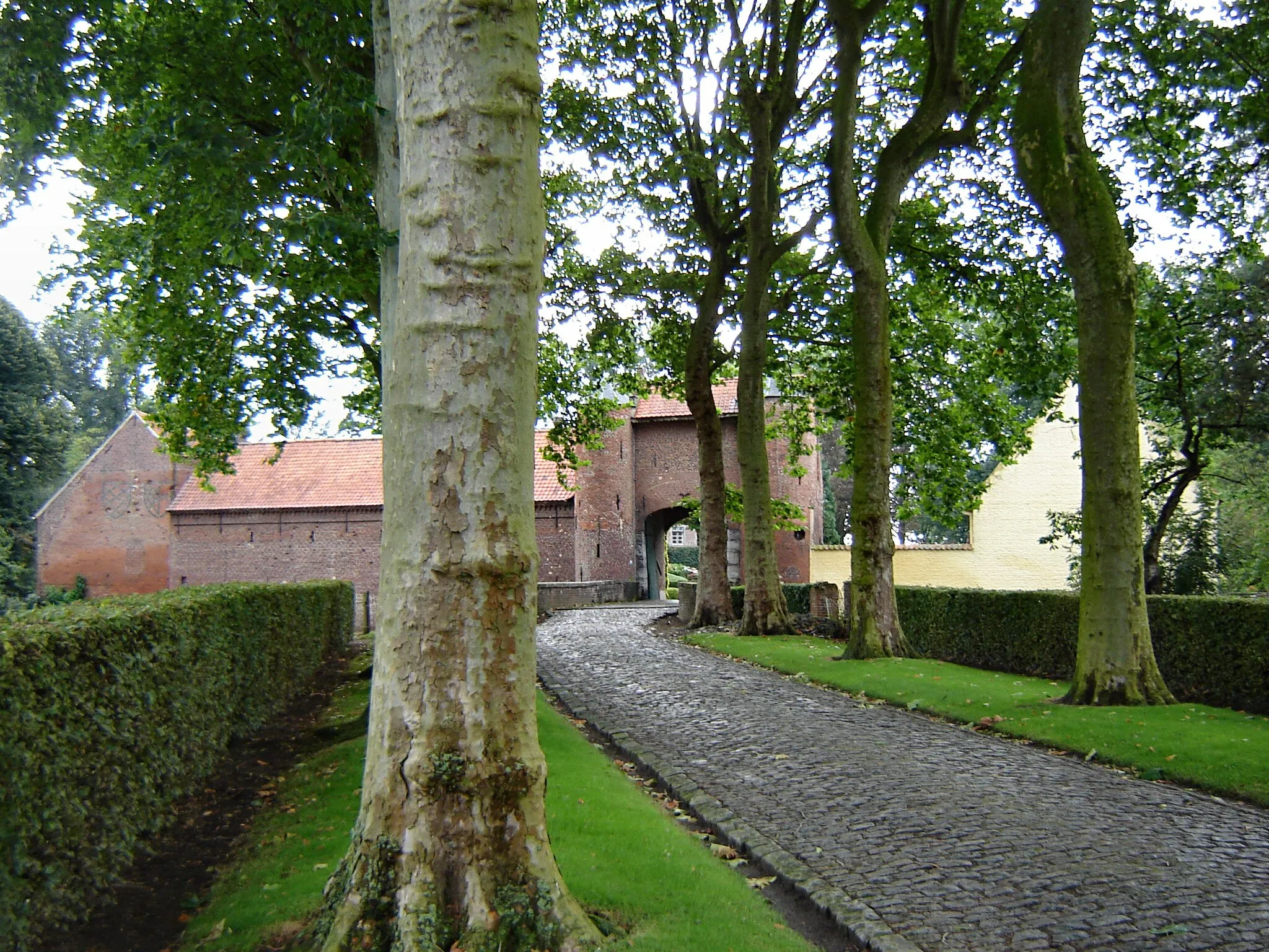 Photo showing: Oud Kasteel (Old Castle) in Vichte, drive way and entrance gate. Vichte, Anzegem, West Flanders, Belgium